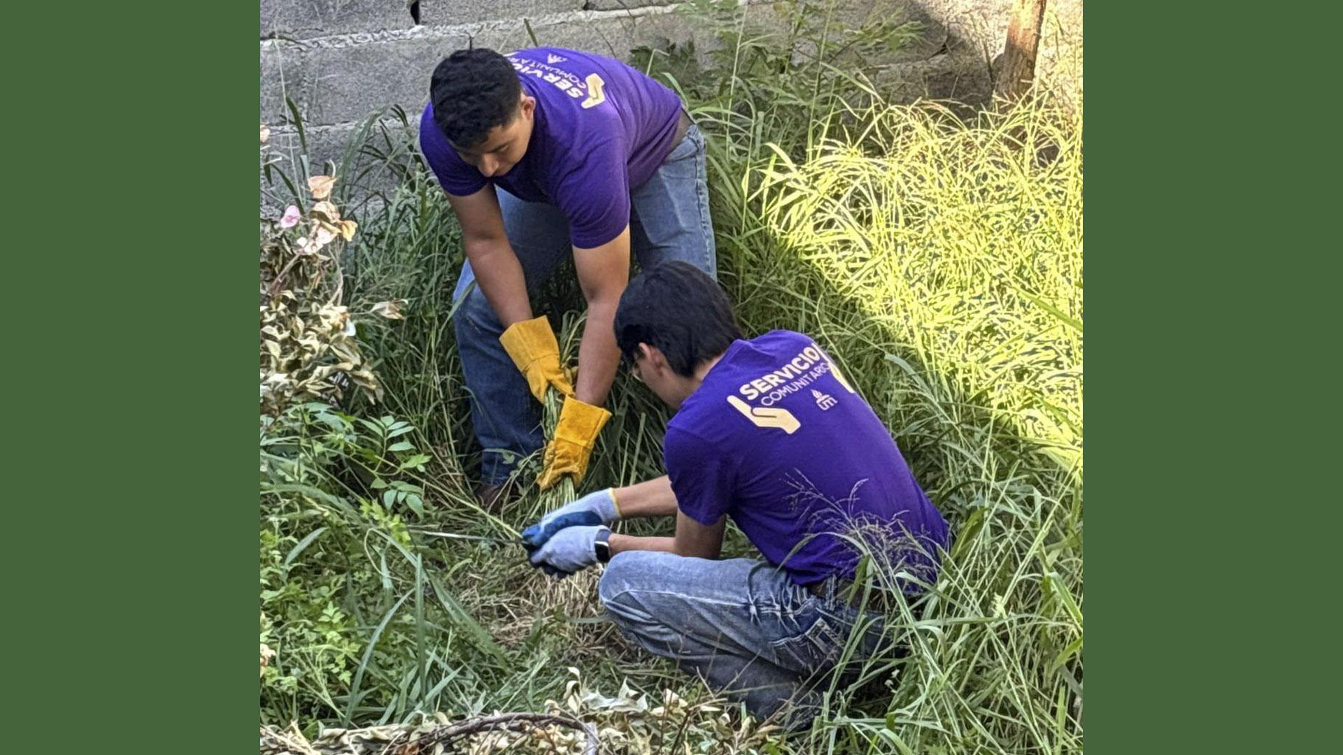 Los estudiantes también realizan labores de limpieza en algunas viviendas de habitantes de la colonia Morelos 2.&nbsp;Fotografía cortesía de&nbsp;Danay Montoya.