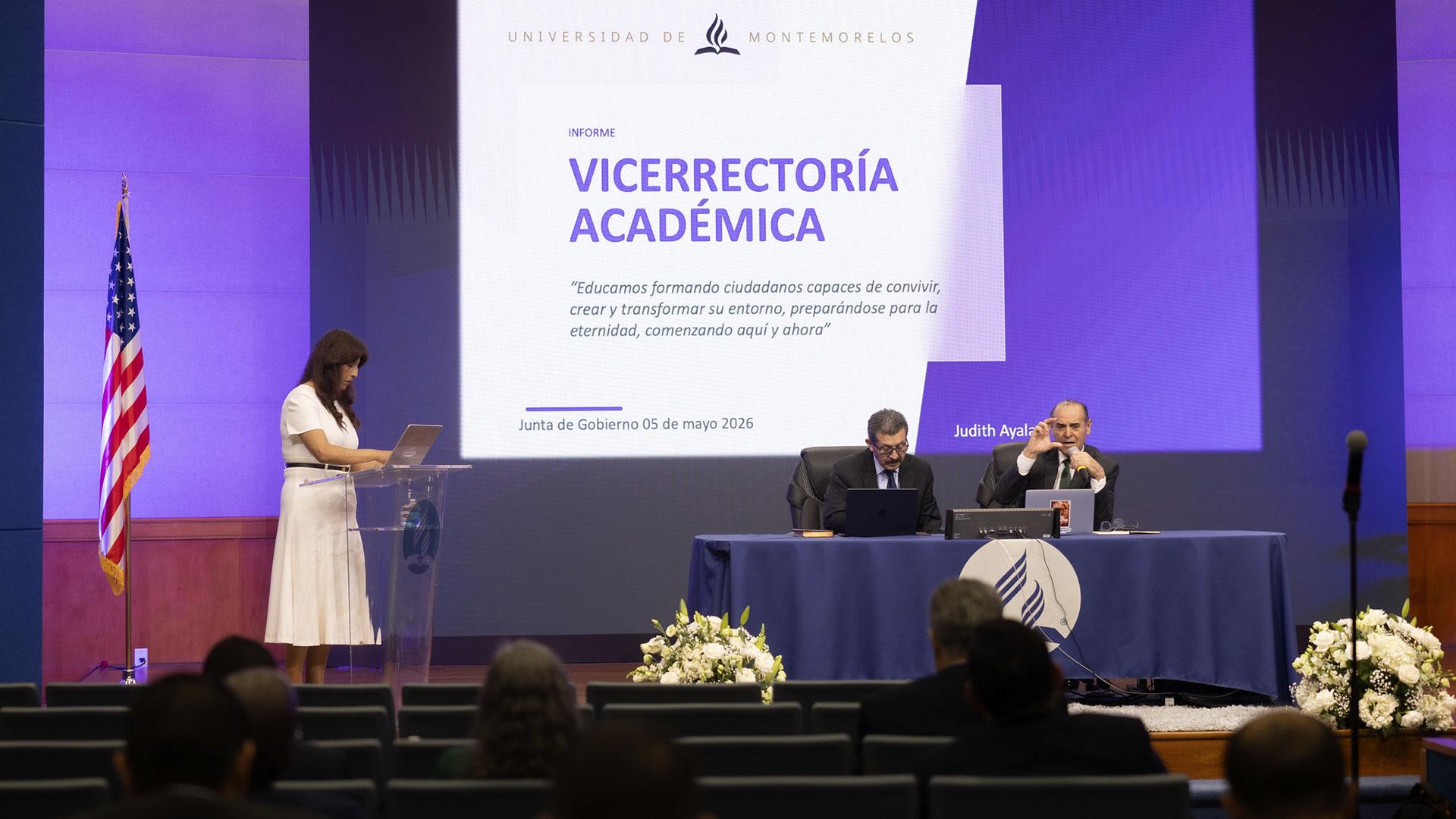 Dra. Judith Ayala, Vicerrectora Académica UM, presentó el marco de referencia para el rediseño curricular de la UM. Foto Daniel Gallardo/IAD.