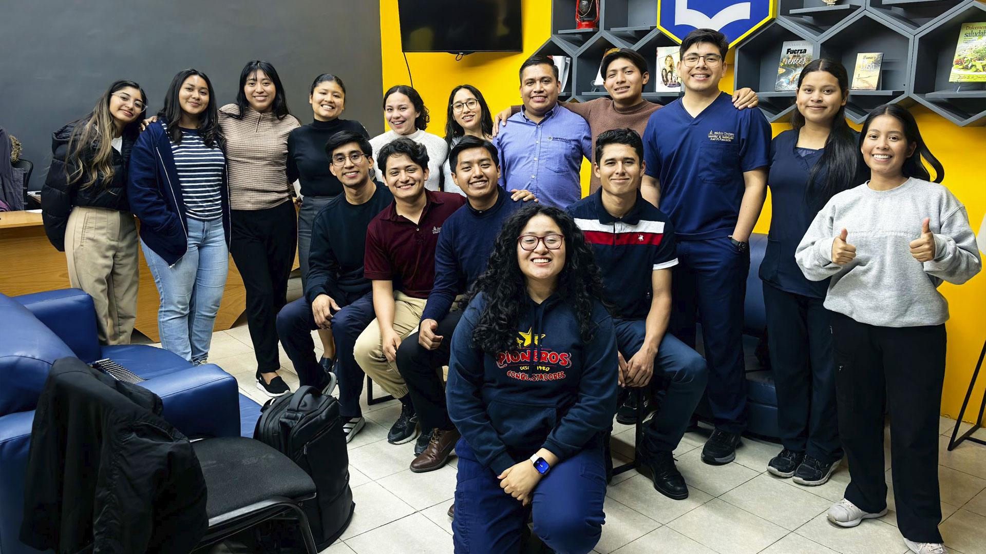 Actualmente, Melanie se desempeña como asociada en el grupo de colportaje. En la fotografía aparecen los alumnos asociados de Emprendum junto al pastor encargado. Fotografía cortesía de Melanie Hernández.