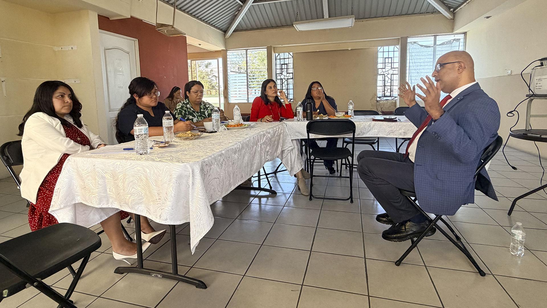 En Guatemala, el Dr. Roel Cea, director de la Universidad Promotora de la Salud de la UM, impartió talleres y charlas sobre salud como parte del proyecto Salud Total. Fotografía cortesía de Salud Total.