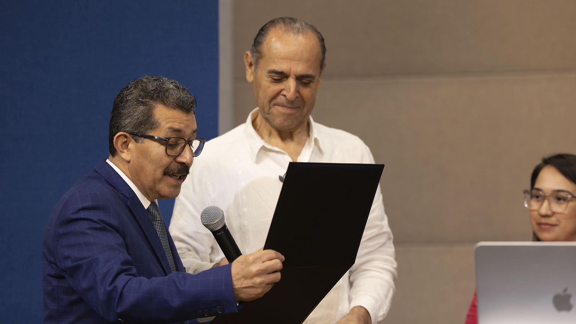 El Dr. Ismael Castillo, rector de la UM, recibió el reconocimiento de manos del Pr. Abner de los Santos, presidente de la División Interamericana, durante la Junta de Gobierno realizada el 4 de mayo de 2026. Foto: Daniel Gallardo/IAD.