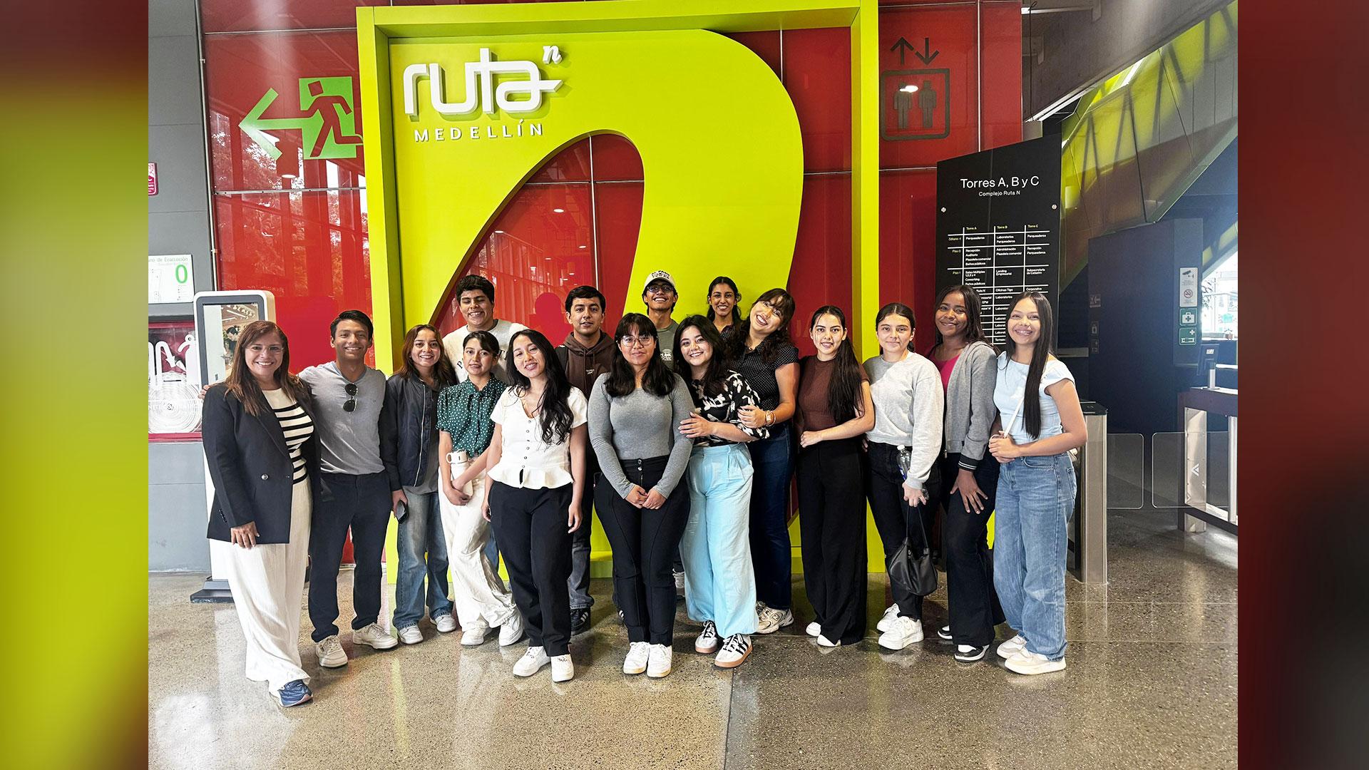 Estudiantes y docentes visitando algunos negocios en Medellín, Colombia. Fotografía cortesía de Adriana Ruiz.
