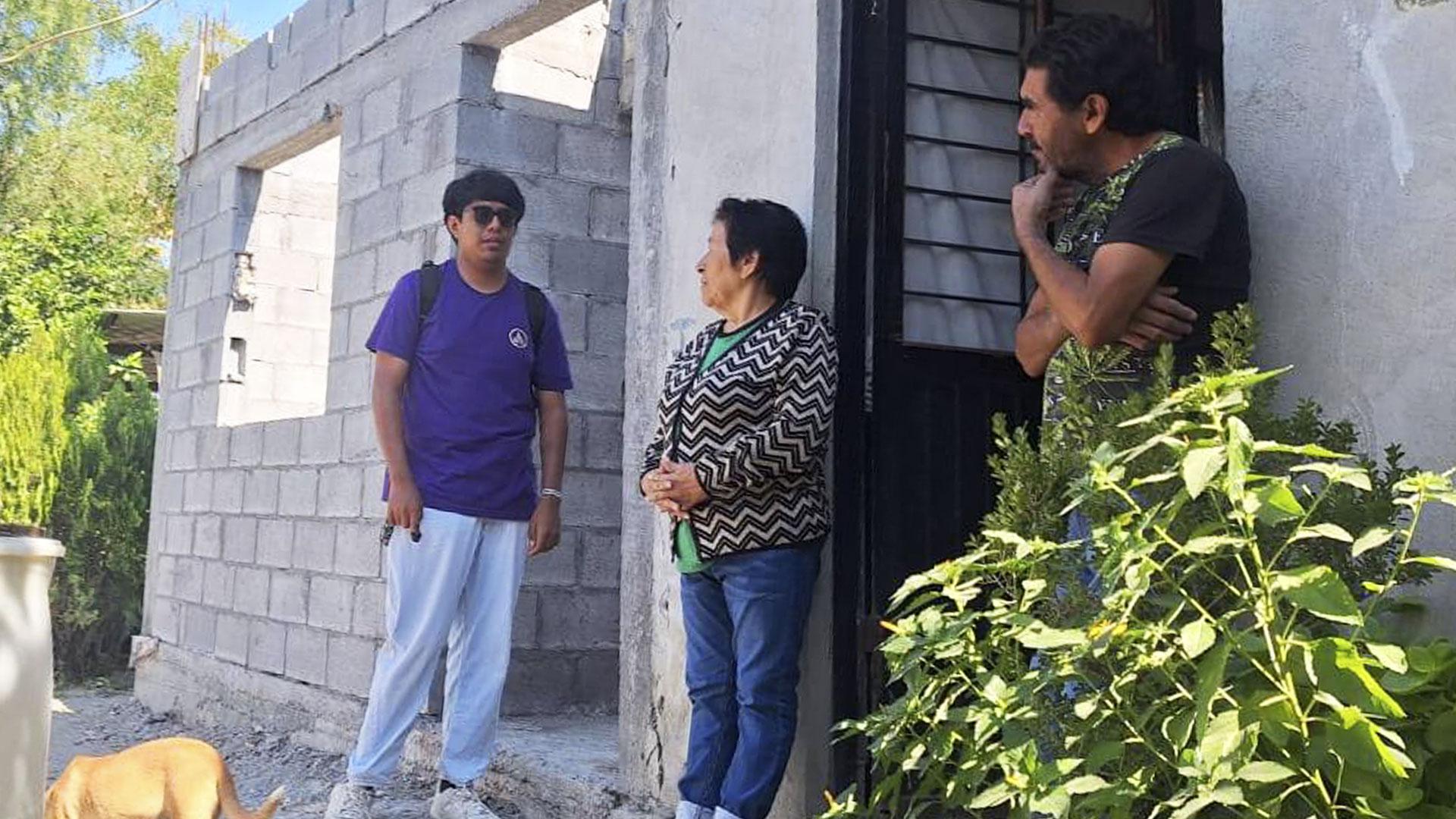 Otros alumnos realizan visitas a los ciudadano de la colonia con el propósito de brindar apoyo y atender sus diversas necesidades. Fotografía cortesía de Danay Montoya.