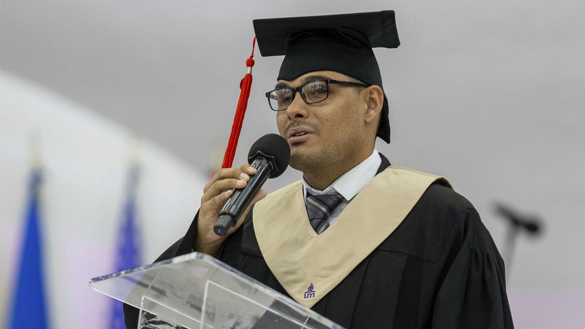 Félix Villalba, egresado de Teología en modalidad virtual. Fotografía por: Universidad de Montemorelos / Yarumy Velasco.
