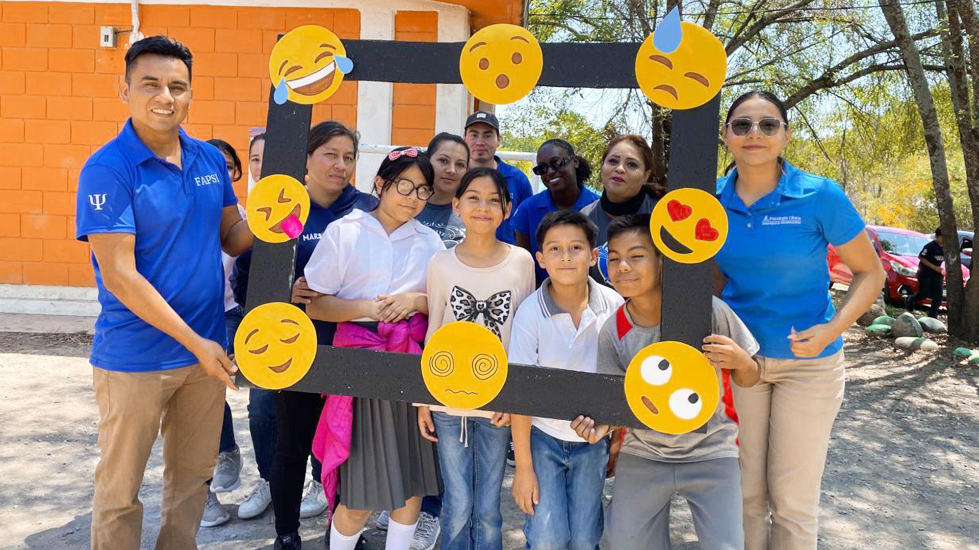 En la imagen se observa al Mtro. Martín junto con estudiantes de la carrera de Psicología de la Universidad de Montemorelos, así como madres y niños de la comunidad de La Carroza, quienes participaron en una feria de salud mental (2025). Fotografía cortesía de Martín Hernández.