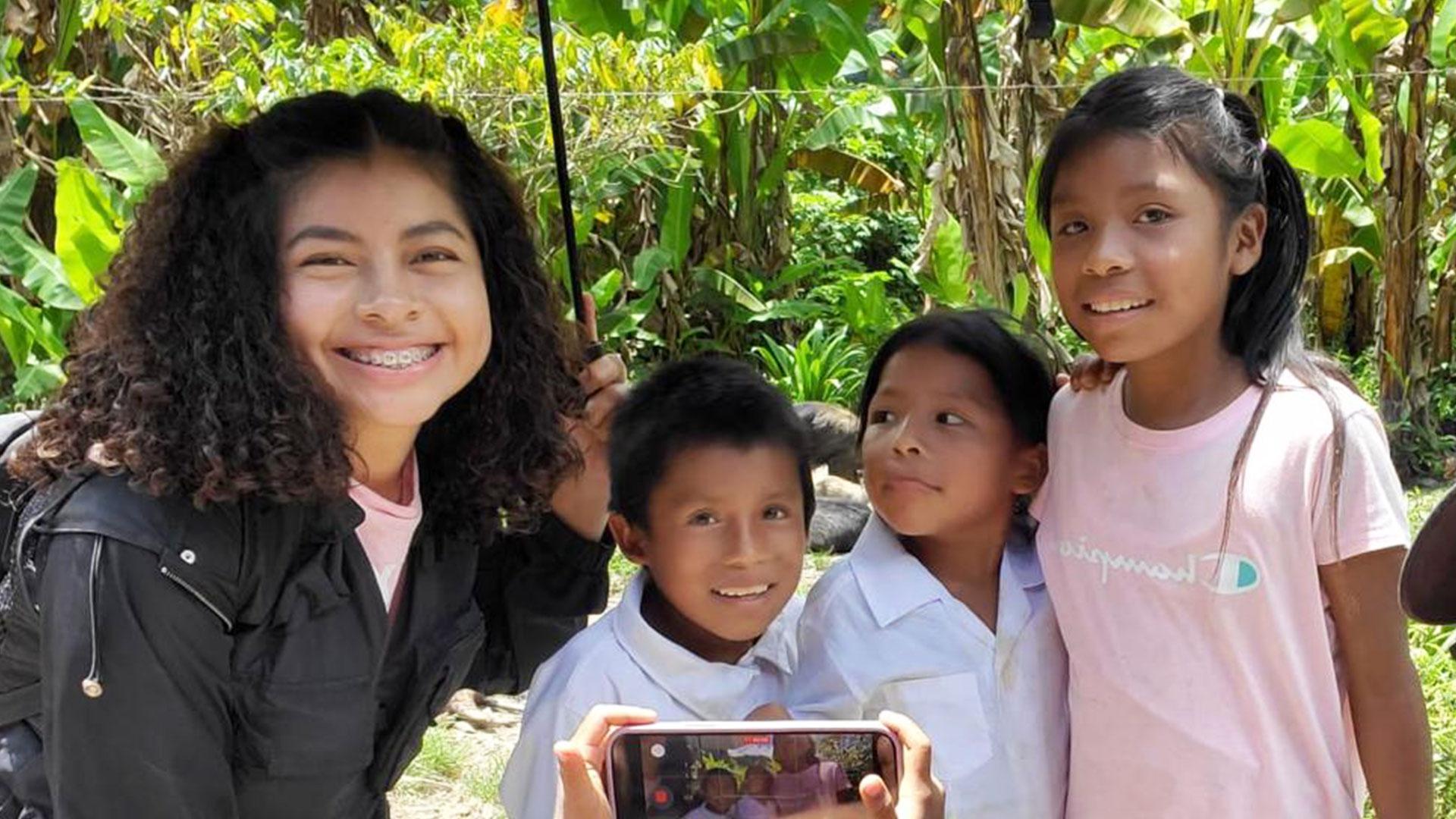 En la fotografía, Rocío aparece junto a niños de Costa Rica durante su viaje misionero, compartiendo un momento de servicio y convivencia. Fotografía cortesía de Rocío Vásquez.