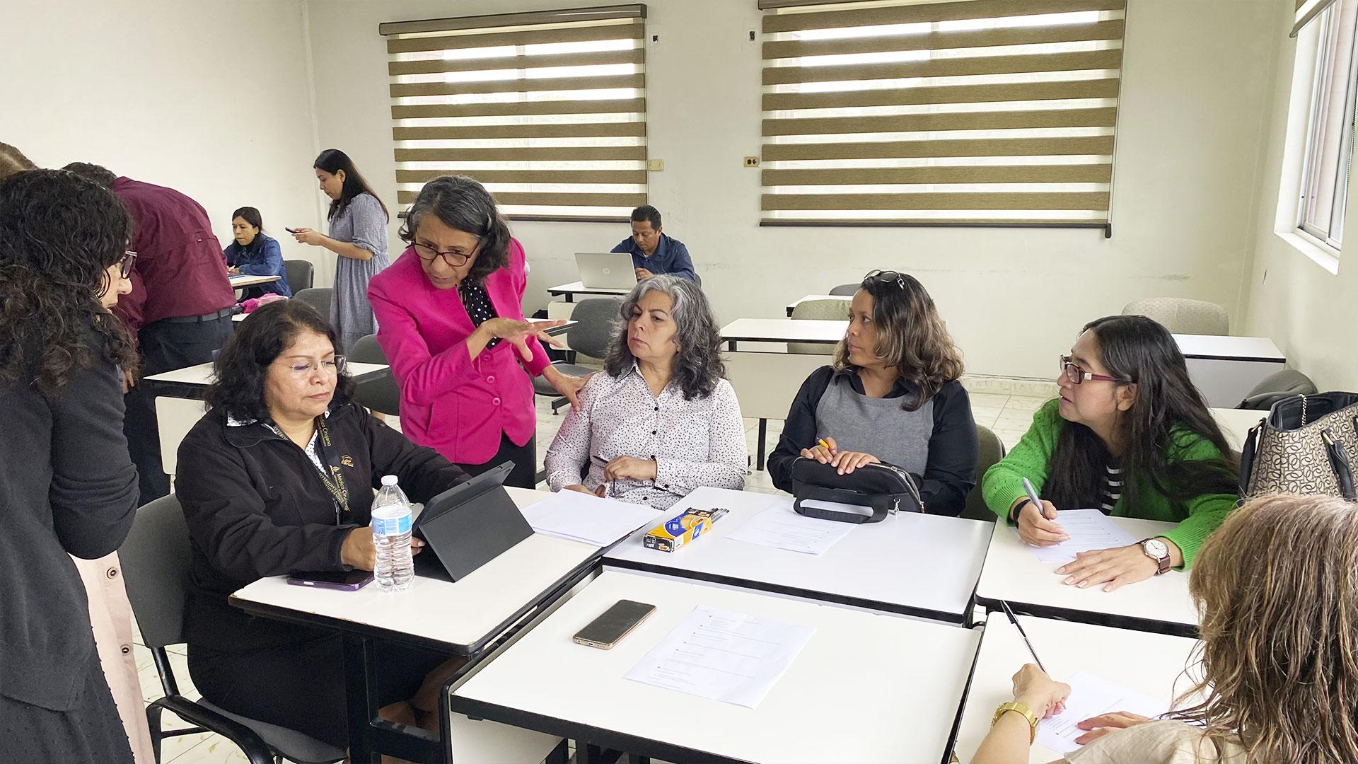Un grupo de personal de apoyo trabajando junto a la Mtra. Raquel Martínez. Fotografía por: Universidad de Montemorelos / Marcos García.