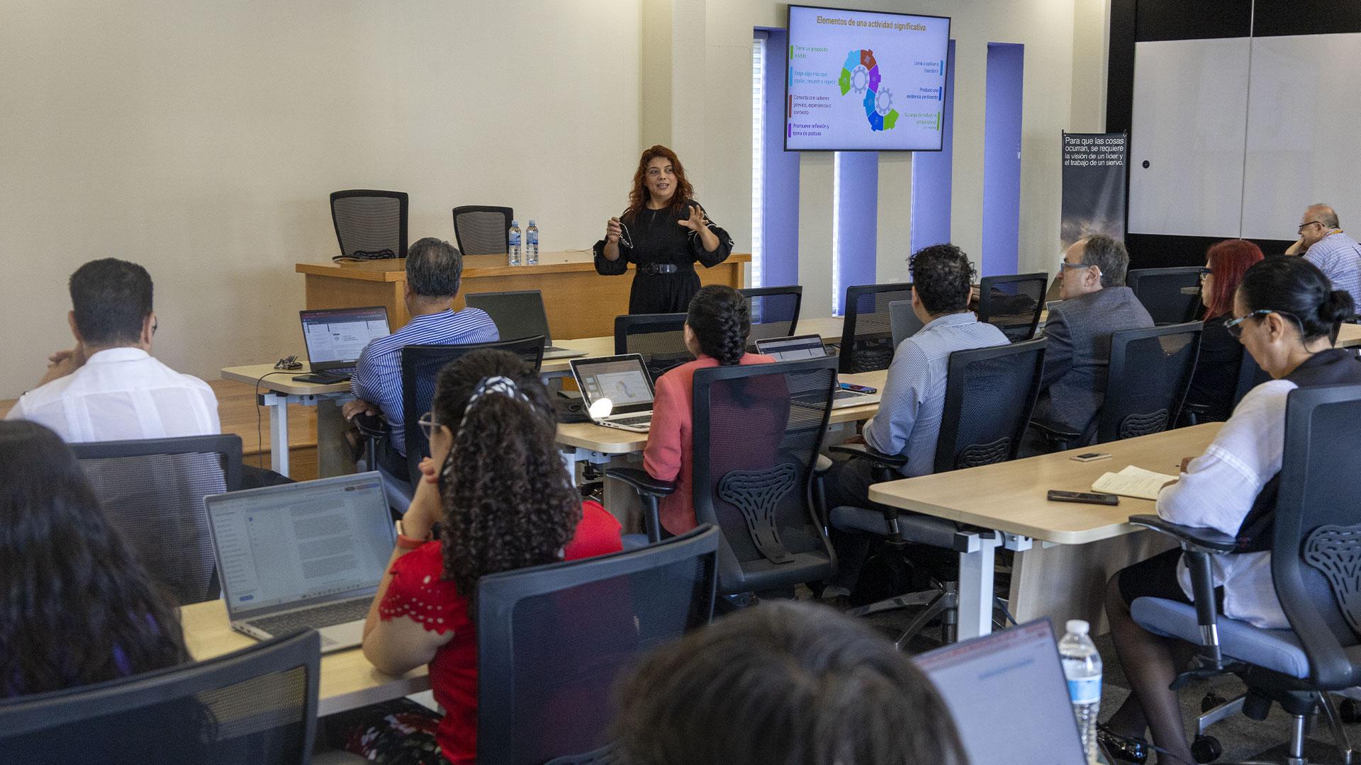 Docentes en sus clases de la micro certificación, en el mes de marzo. Fotografía por: Universidad de Montemorelos / Lisandra Vicente.