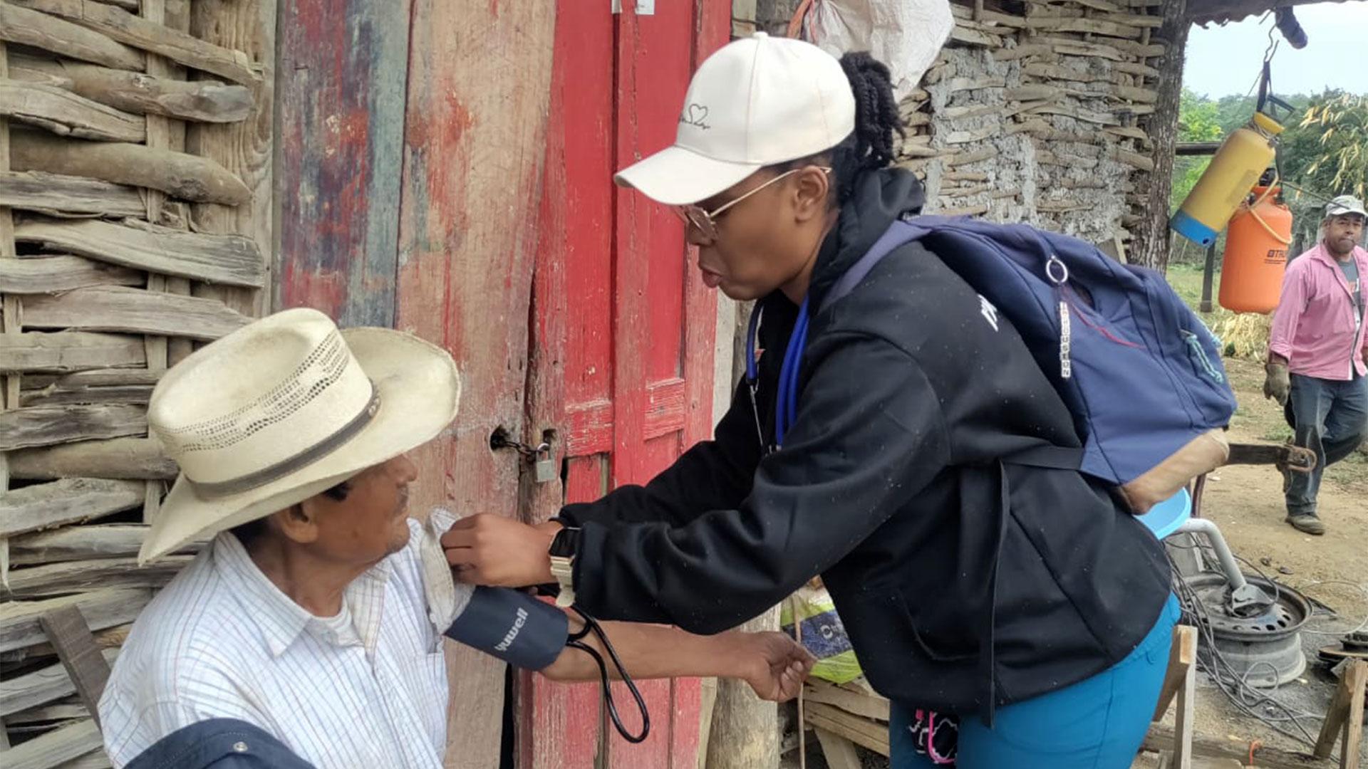 Estudiante de la carrera de Enfermería de la Universidad de Montemorelos brinda atención a un ciudadano de la colonia Estrella, ubicada en Linares, Nuevo León, en mayo de 2024. Fotografía&nbsp;cortesía de Danitza Casildo.