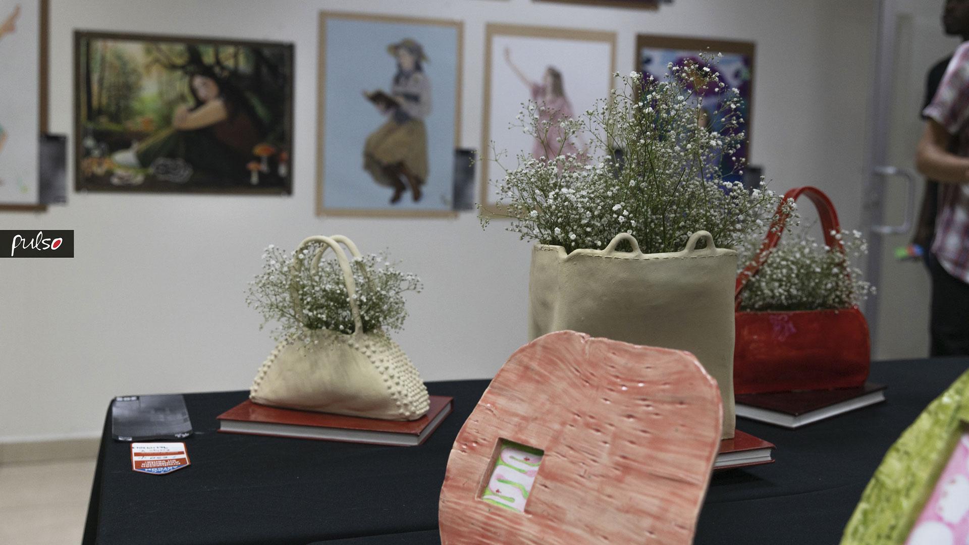 En el área de Artes Visuales, los estudiantes presentaron obras elaboradas a mano y diversos dibujos artísticos. Fotografía por: Universidad de Montemorelos / Lizeth Hernández.