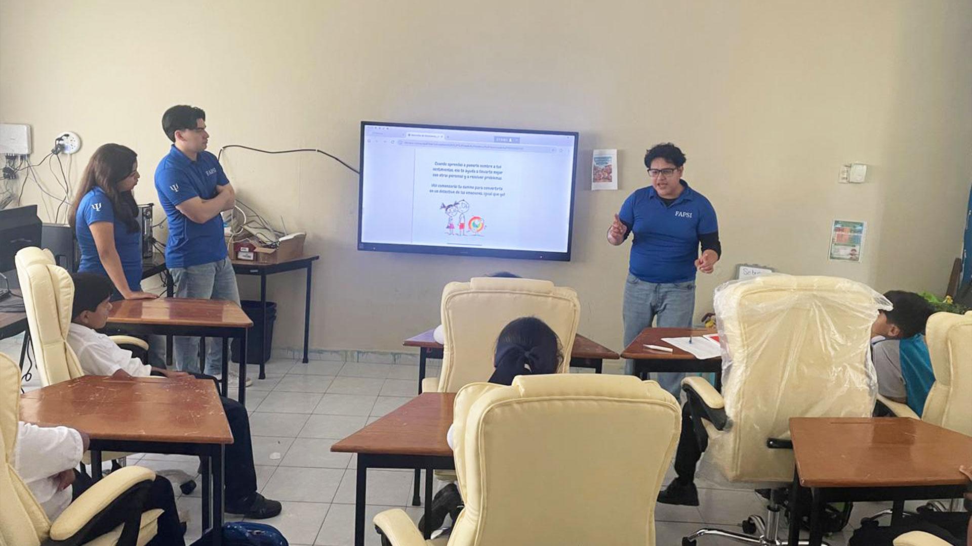 Los alumnos de Psicología se organizan en equipos; algunos de ellos imparten talleres a niños y niñas sobre cómo reconocer y gestionar sus emociones. Fotografía cortesía de Martín Hernández.