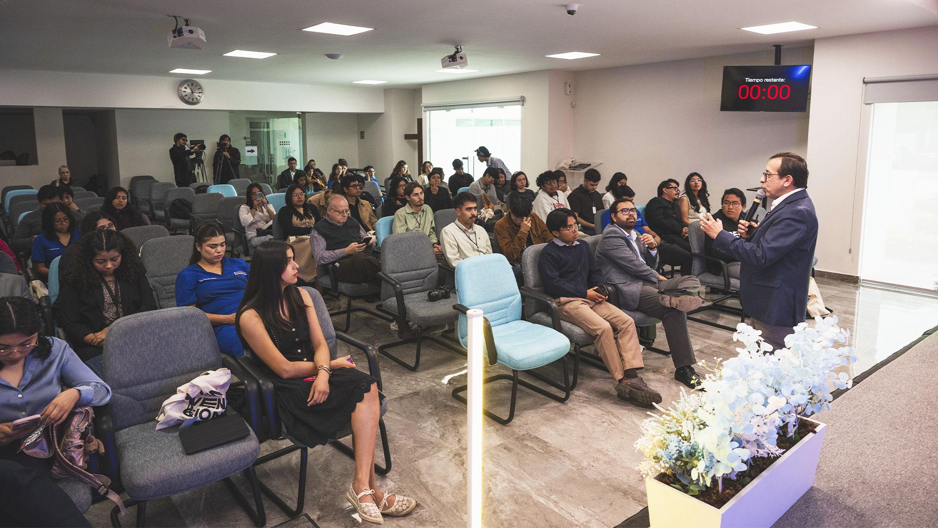 David Dorantes, con 37 años de experiencia en medios de comunicación, compartió su visión sobre la importancia de la adaptación constante en la vida profesional.&nbsp;Fotografía por: Universidad de Montemorelos / Henry Ble.
