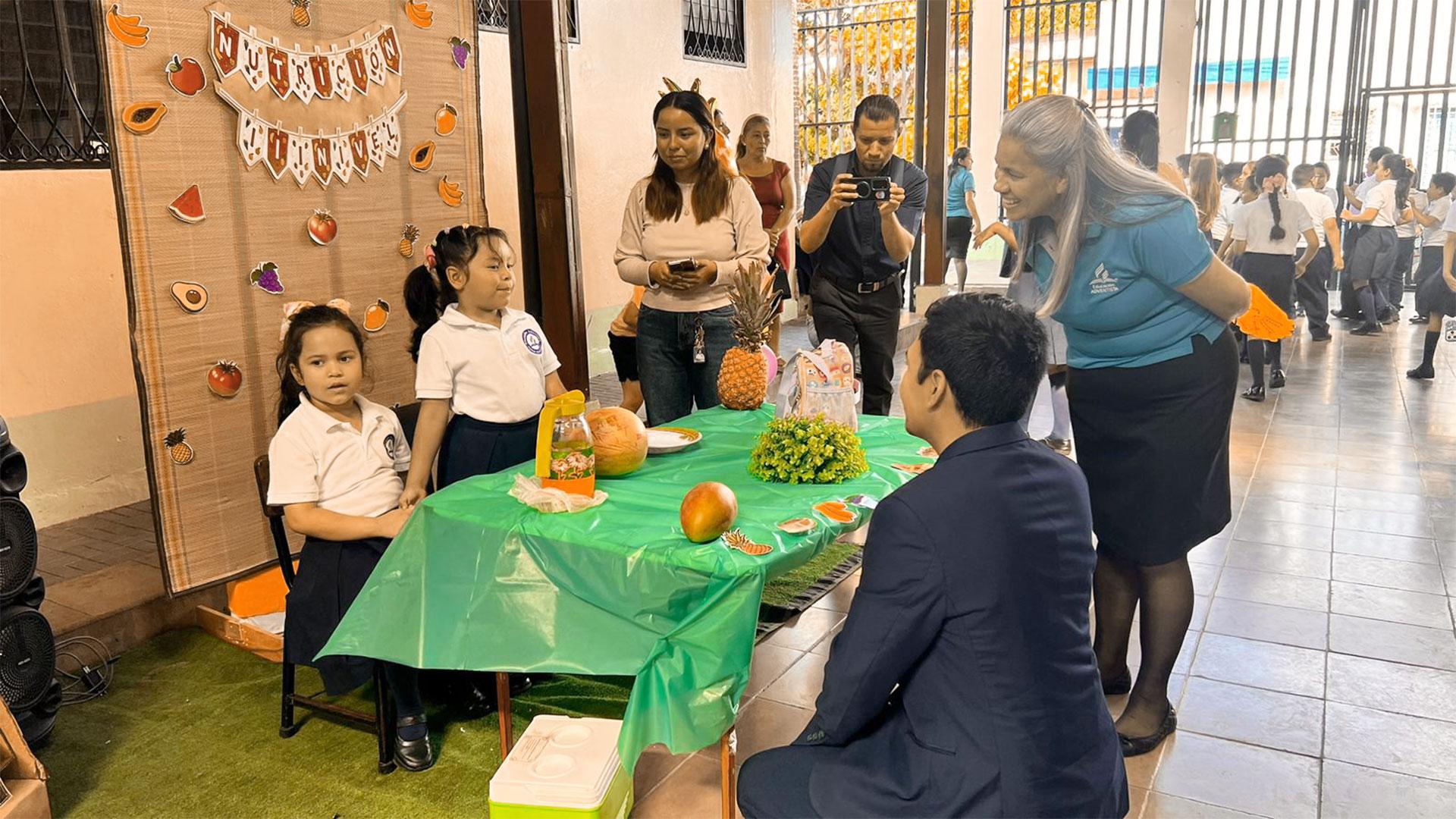 En Nicaragua también se realizaron brigadas médicas, expos de salud, talleres y charlas tanto en la comunidad como en instituciones educativas. En este país, el representante de Salud Total fue el Lic. Adriel Vega, coordinador operativo de UPS.&nbsp;Fotografía cortesía de Salud Total.