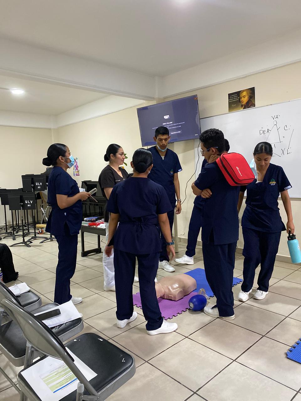 El grupo de Linda Vista, durante la supervisión de instructores en el curso de Soporte Vital Básico, en la práctica “Equipos de Alto Rendimiento”.&nbsp;Fotografía cortesía de Luis Hernández.