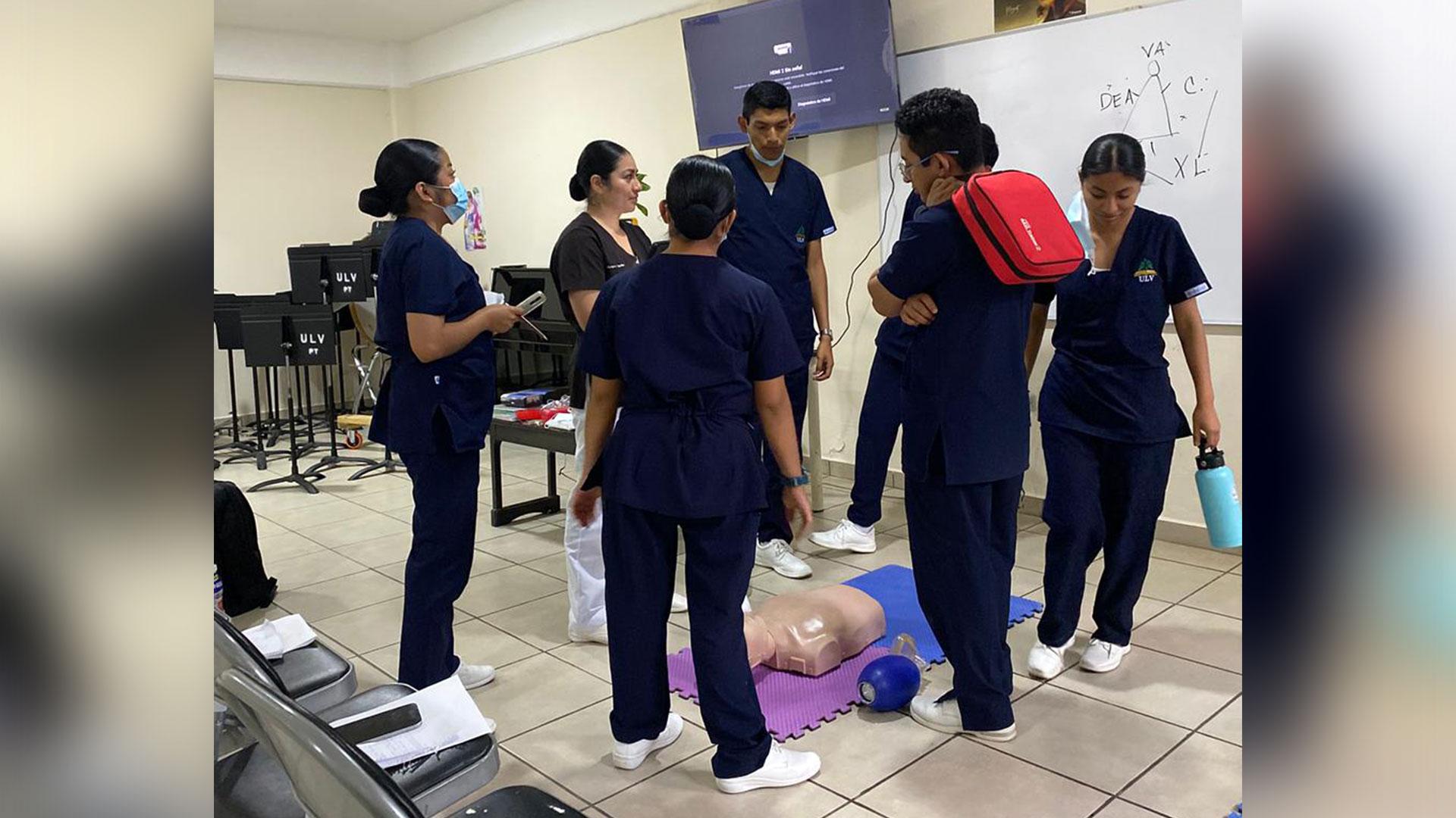 El grupo de Linda Vista, durante la supervisión de instructores en el curso de Soporte Vital Básico, en la práctica “Equipos de Alto Rendimiento”. Fotografía cortesía de Luis Hernández.