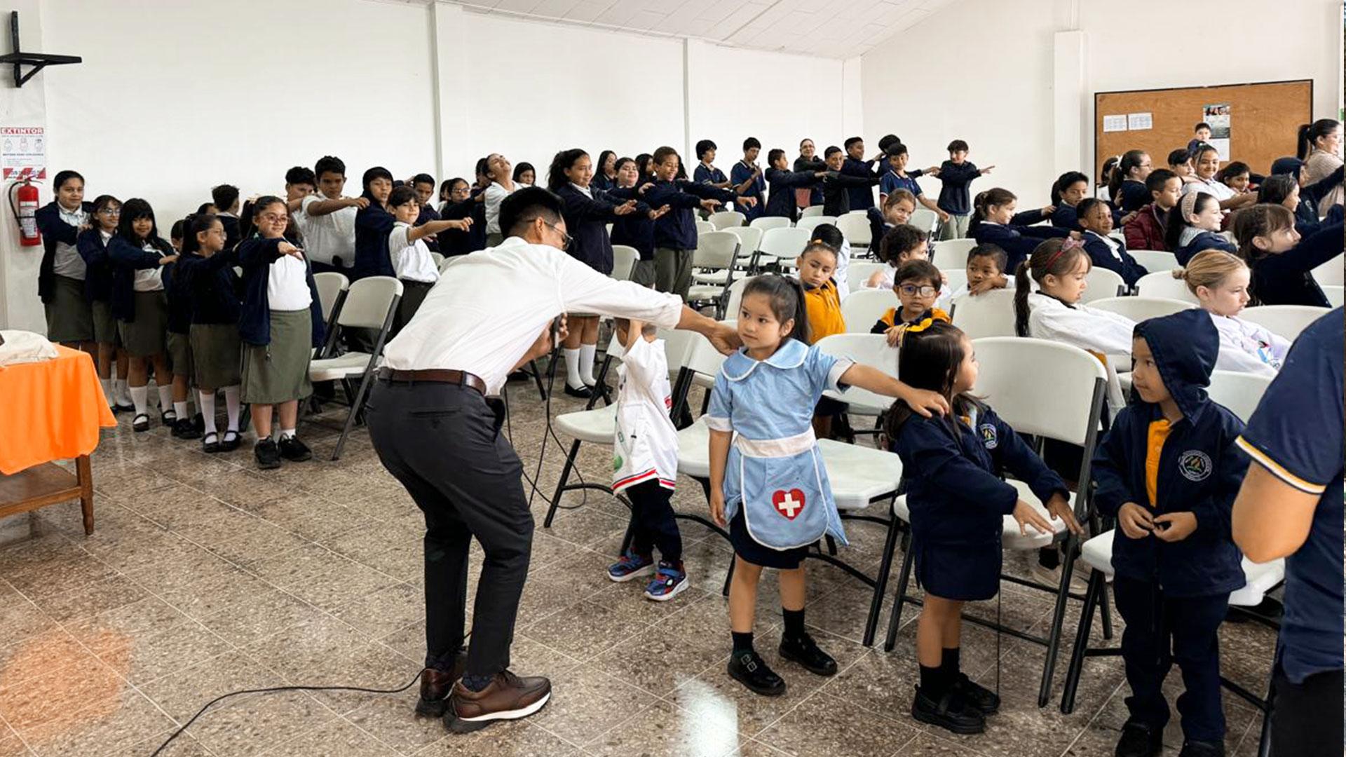 El Dr. Antonio Gámez, director del Centro de Atención Familiar de la UM, participó en Costa Rica como asesor, impartiendo talleres, conferencias y brigadas de Salud Total. Fotografía cortesía de Salud Total.