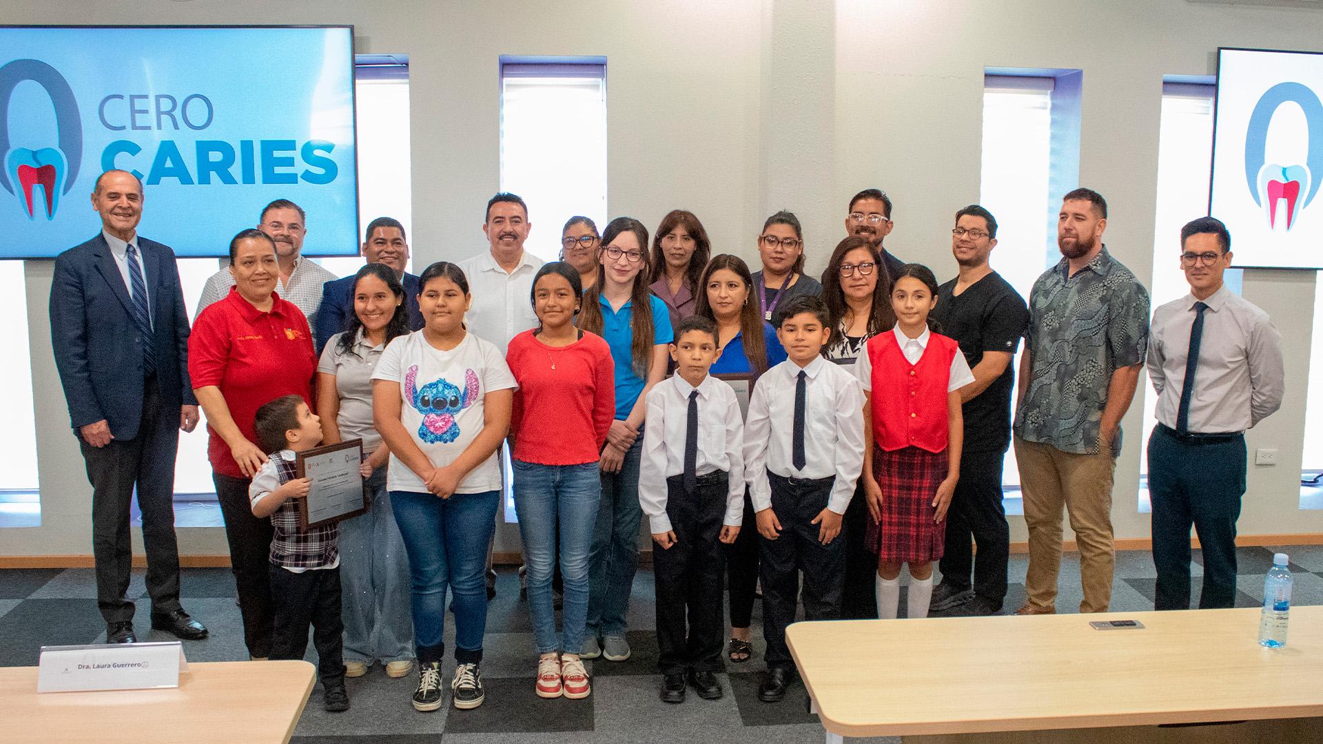 En la fotografía: coordinadores del Programa Cero Caries Dental junto, alumnos y personal de las tres escuelas certificadas, representantes de la UM, del Municipio de Montemorelos y del Gobierno del Estado de Nuevo León, quienes participaron en la ceremonia de reconocimiento. Fotografía por: Universidad de Montemorelos / Marcos García.