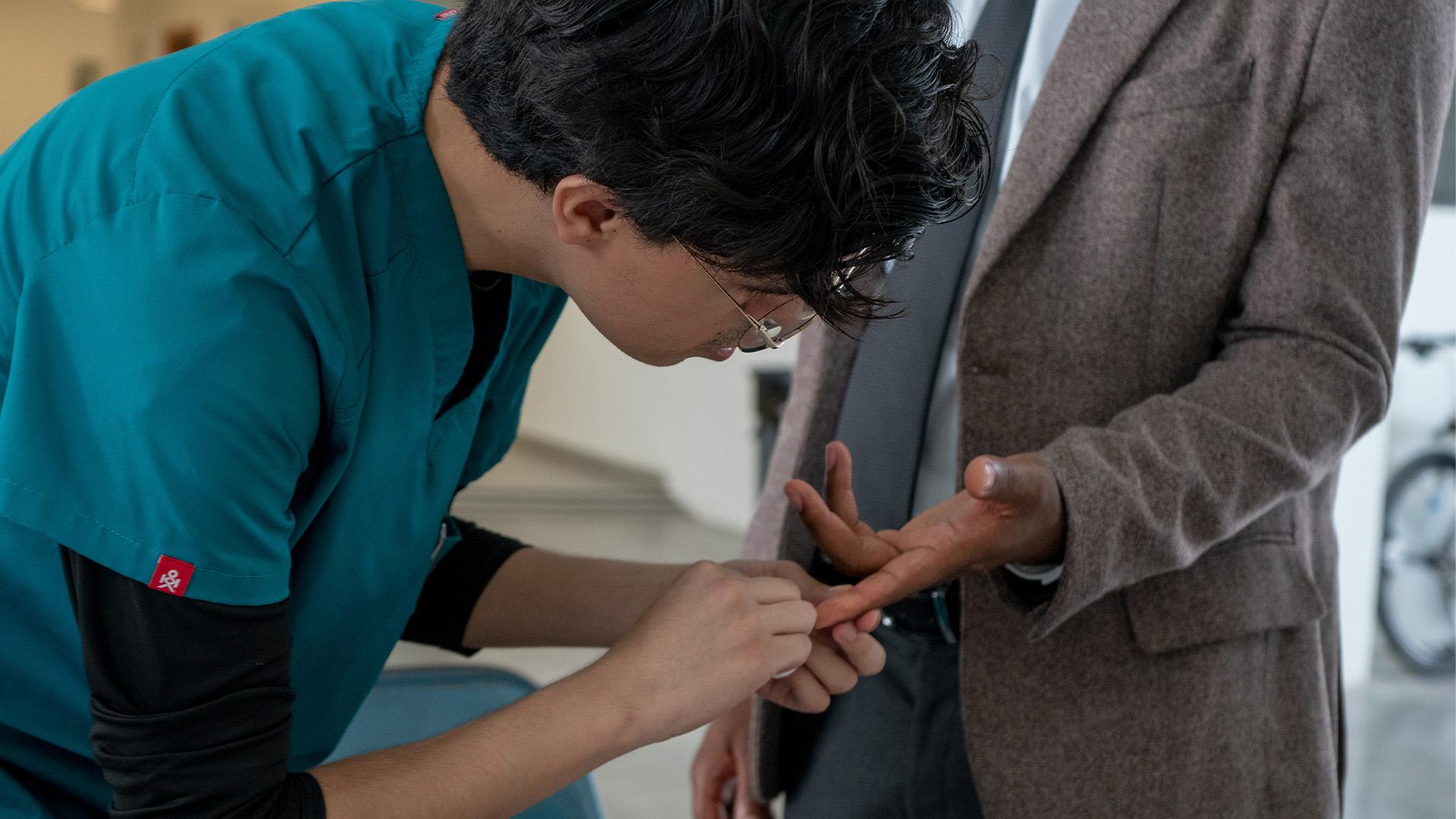 Como parte de las actividades de la conmemoración, se brindaron servicios de atención en salud como medición de composición corporal con InBody, toma de glucosa, peso, así como orientación en salud mental y nutrición, en las instalaciones de la Iglesia Universitaria. Fotografía cortesía de UPS.