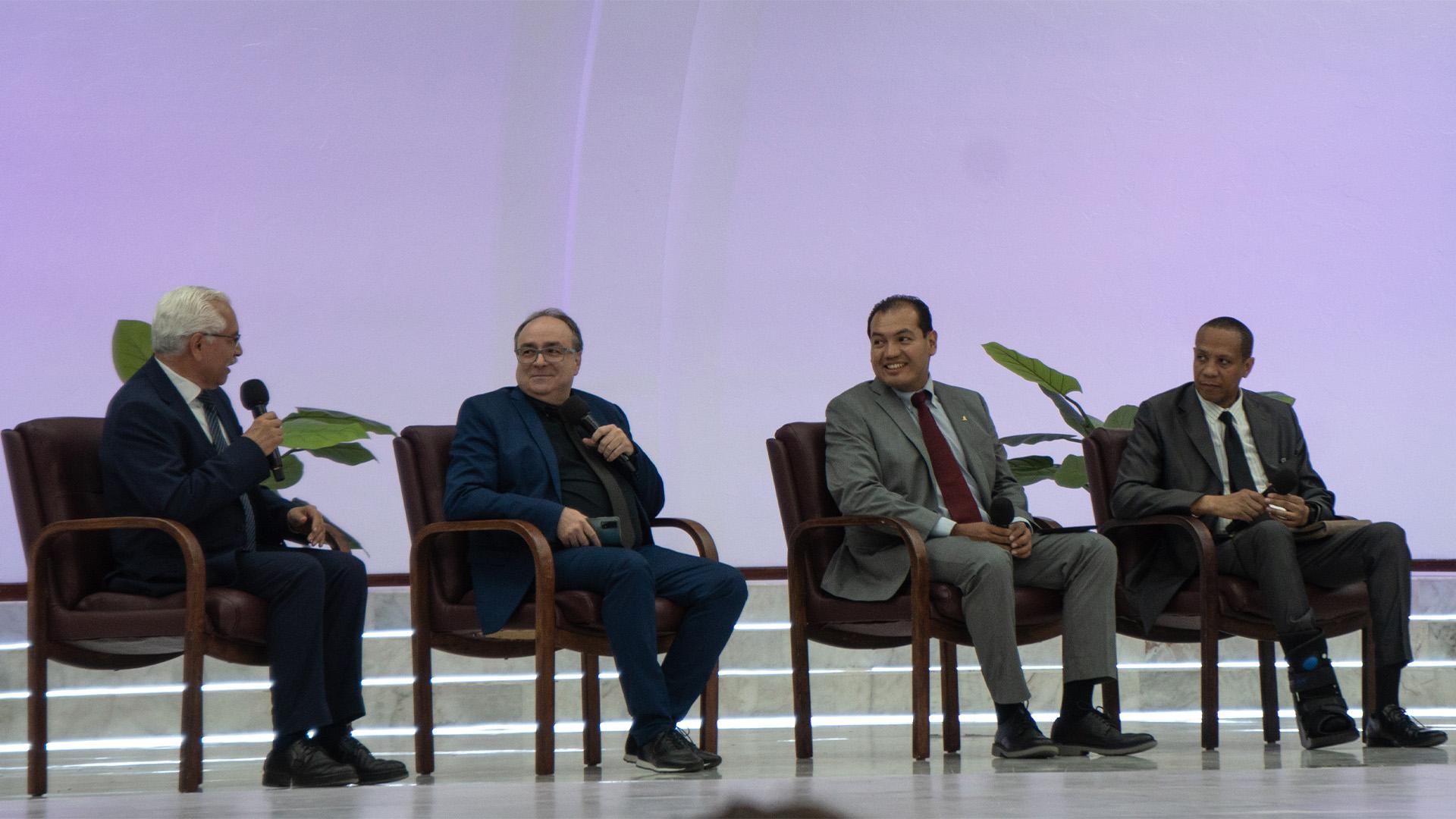 El sábado por la tarde se llevó a cabo el diálogo de salud, con (de izquierda a derecha), el Ptr. Isidro López, docente de la Facultad de Teología; el Dr. Marcelo Morini, director de la Facultad de Psicología; el Dr. Marco Castro, director de la Escuela de Ciencias Estomatológicas; y el Dr. Eustace Penniecook, director Médico del Hospital La Carlota.&nbsp;Fotografía cortesía de UPS.