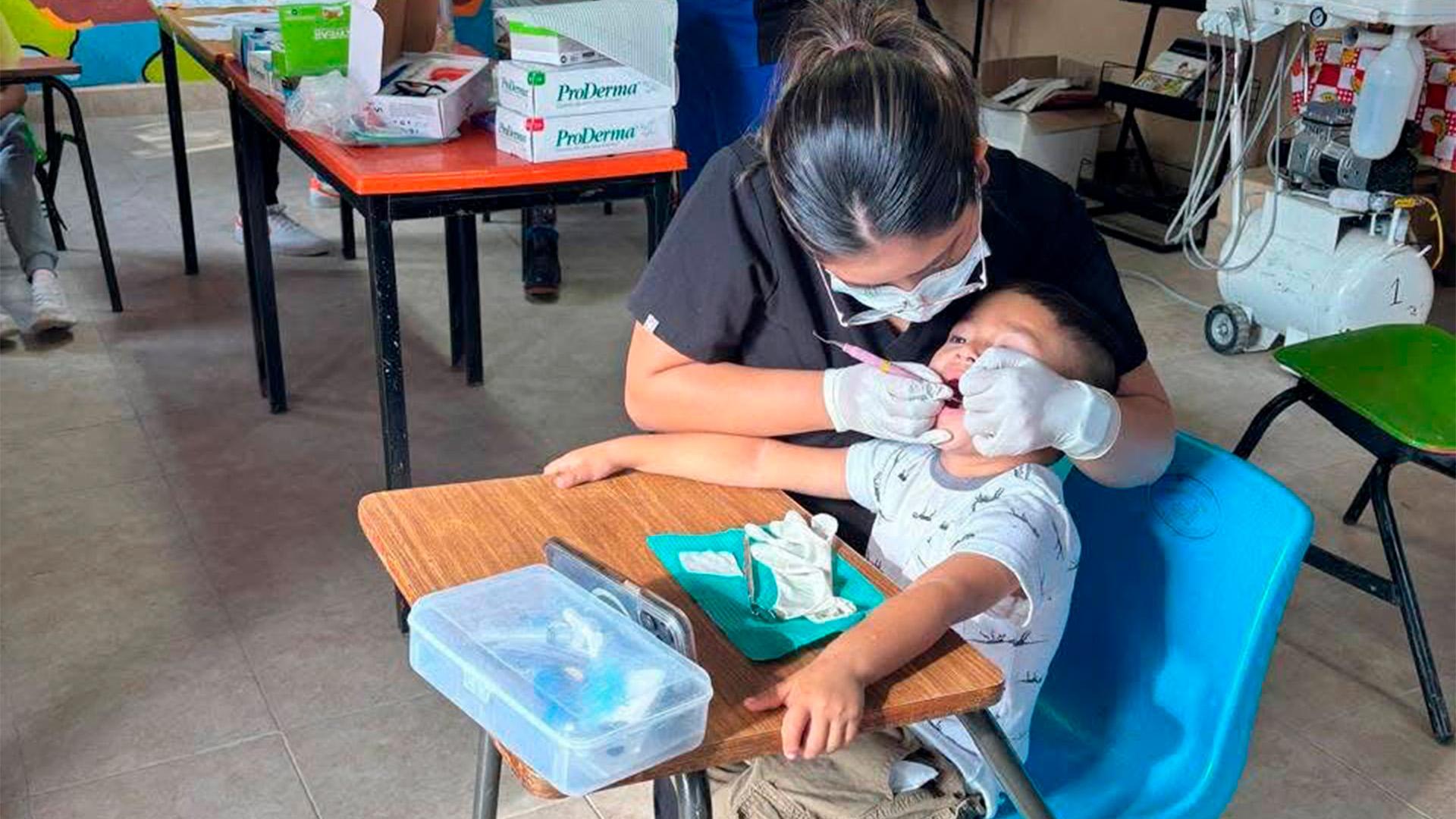 Alumnos de la Escuela Primaria Anáhuac recibiendo atención del programa Cero Caries Dental (noviembre 2025). Fotografía cortesía de UPS.&nbsp;