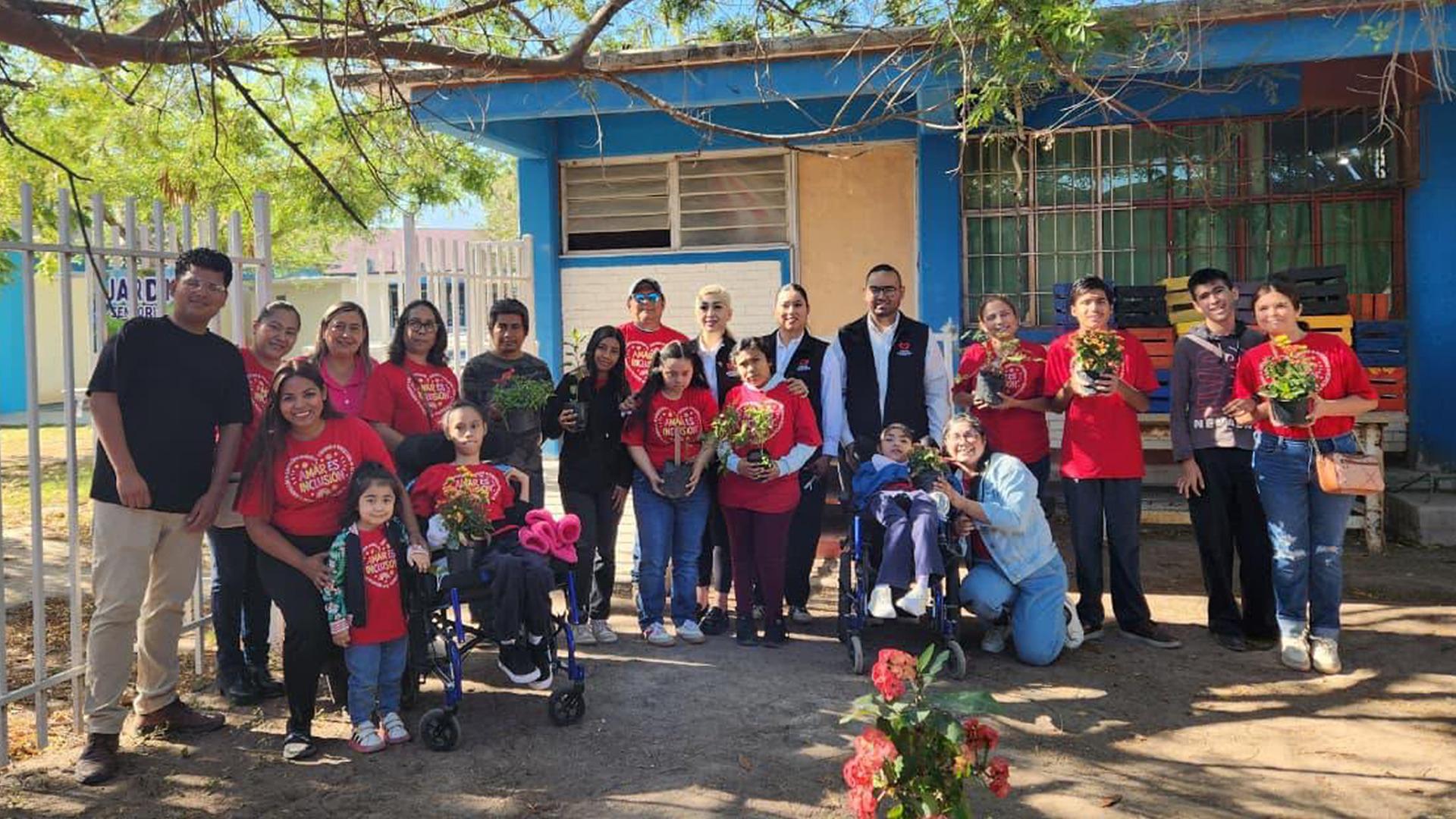 Ahora los docentes y alumnos del&nbsp;Centro de Atención Múltiple participan activamente del cuidado y aprovechamiento del jardín sensorial.&nbsp;Fotografía cortesía de Claudia Figueroa.