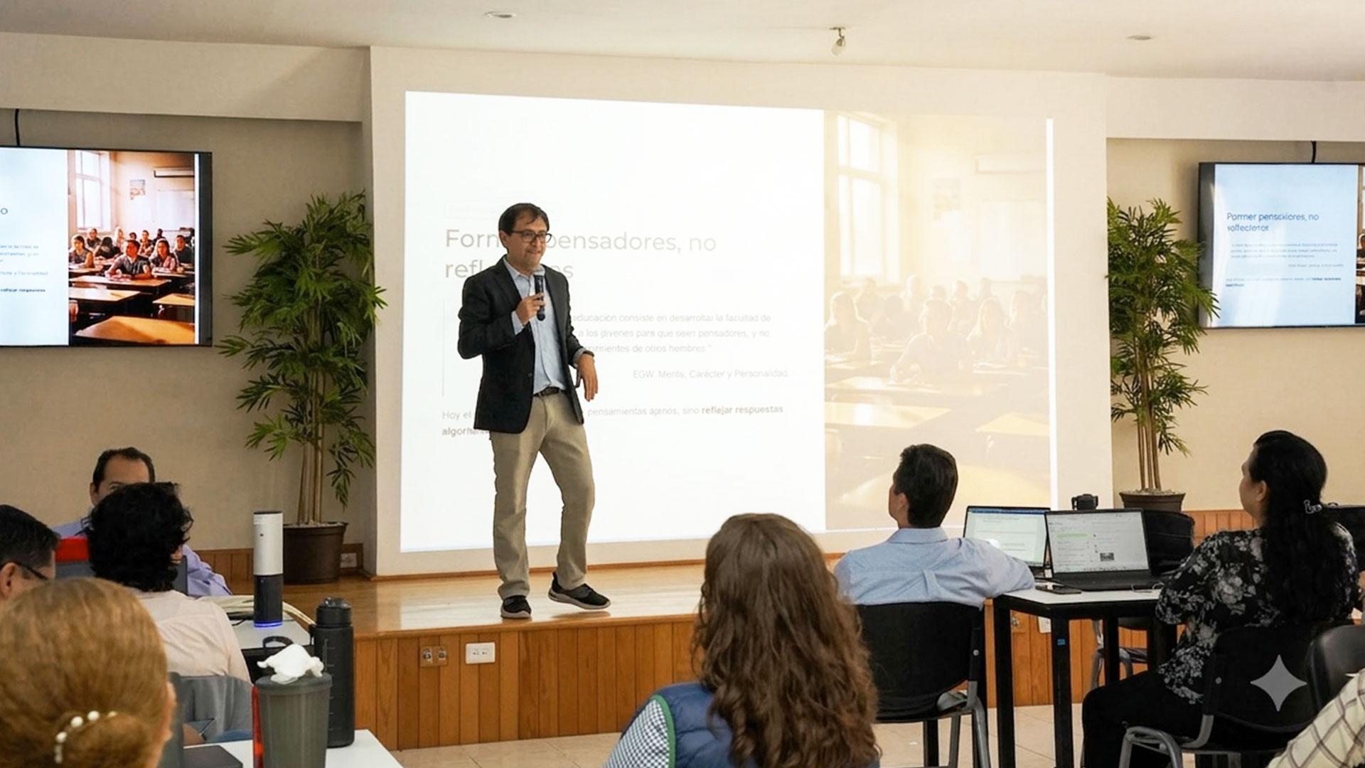 El Mtro. Daniel Gutiérrez, director de la Facultad de Ingeniería y Tecnología de la Universidad de Montemorelos, impartiendo el taller intensivo “Enseñar y evaluar en tiempos de IA”,  a docentes de la Universidad Linda Vista. Fotografía cortesía de Universidad Linda Vista.
