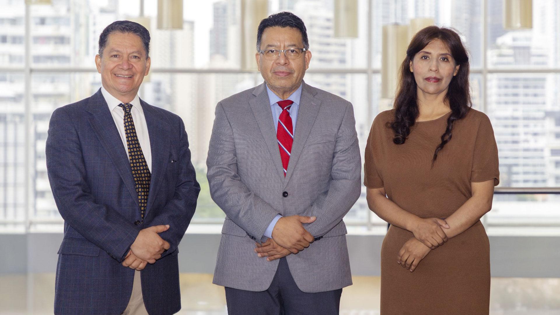 En la foto, el Pr. Rolando Vega, Vicerrector Estudiantil; Mtro. Jose Luis Olmos, Rector y Dra. Judith Ayala, Vicerrectora Académica. Foto: Ariel Morales / IAD.