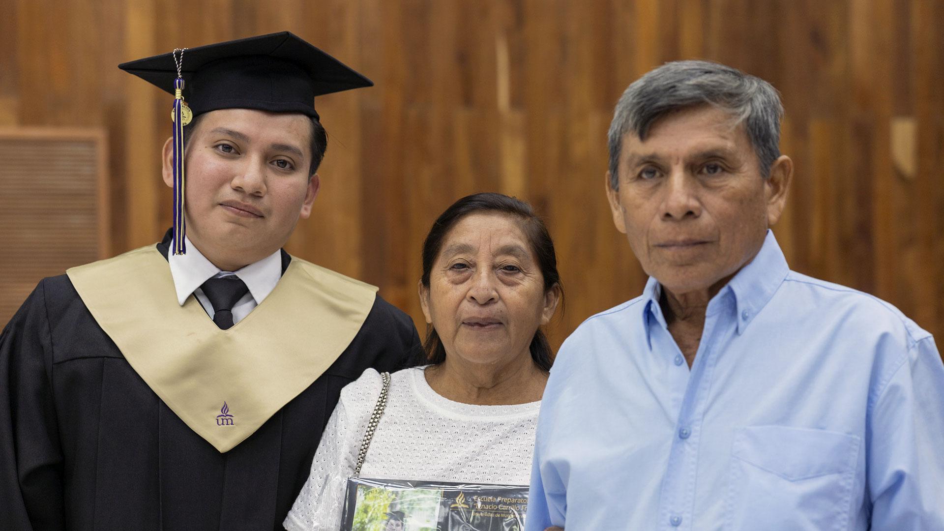 &nbsp;Ismael Dzul junto a sus padres el día de la graduación. Fotografía por: Universidad de Montemorelos / Salma Ruiz.
