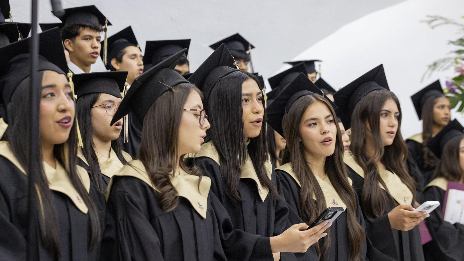 Egresados de la Preparatoria "Ignacio Carrillo Franco" entonando su canto tema de graduación. Fotografía por: Universidad de Montemorelos / Rubén Rodríguez.