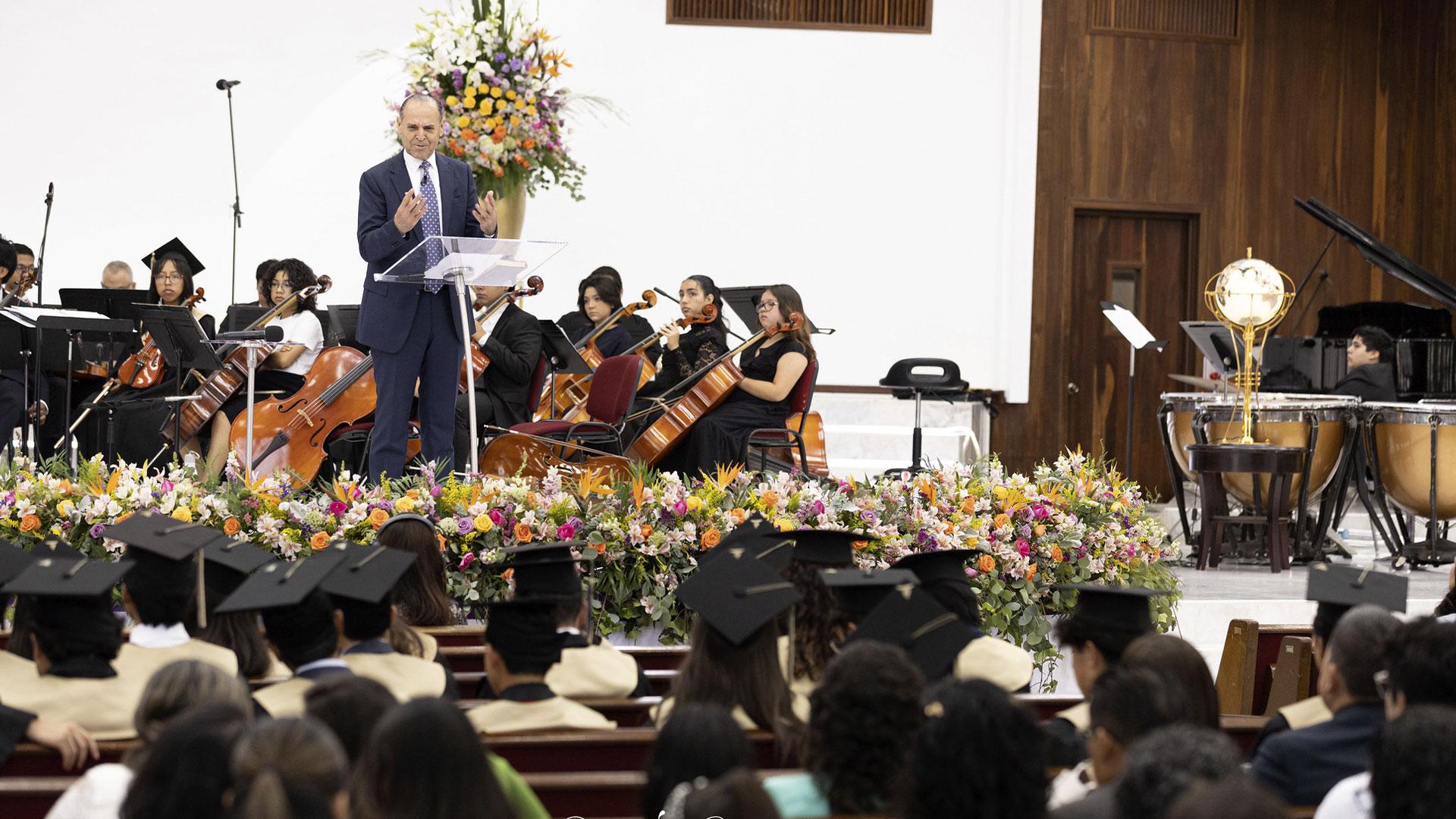 El mensaje del culto divino fue presentado por el Dr. Ismael Castillo, rector de la Universidad de Montemorelos. Fotografía por: Universidad de Montemorelos / Lisandra Vicente.
