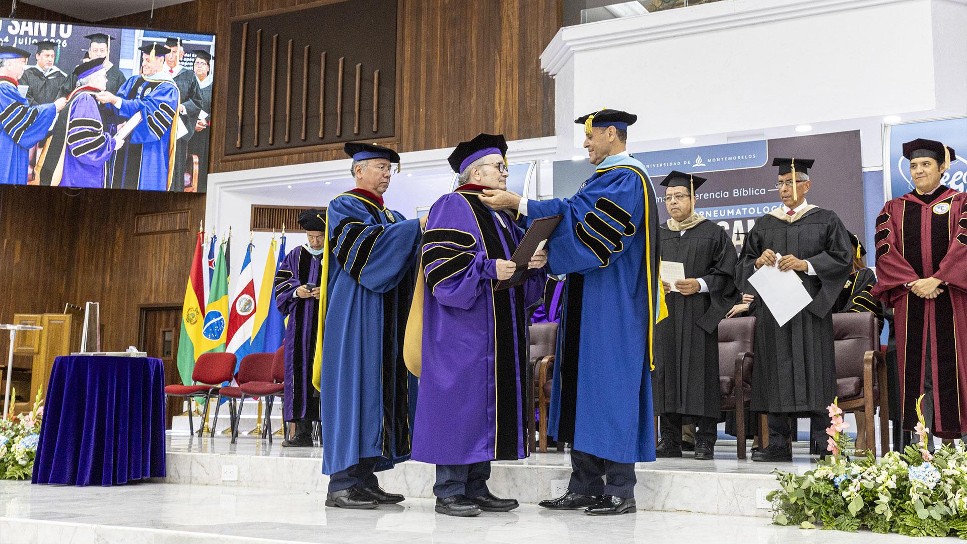 Dr. Ángel Manuel Rodríguez, recibiendo el&nbsp;Doctor Honoris Causa en Educación Religiosa. Fotografía por: Universidad de Montemorelos / Lisandra Vicente.