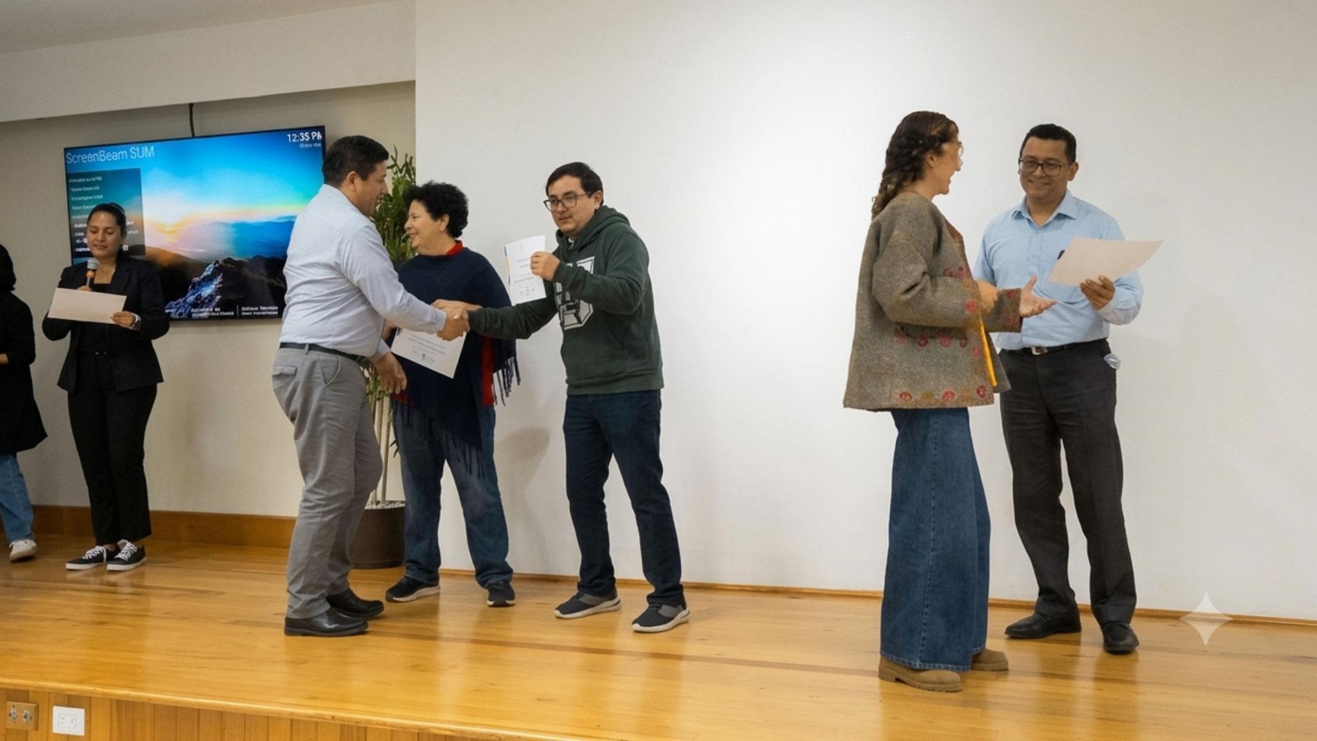 Los participantes trabajaron en equipos para rediseñar estrategias de evaluación que promuevan el pensamiento crítico, la integridad académica y evidencias auténticas de aprendizaje. Fotografía cortesía de Universidad Linda Vista.