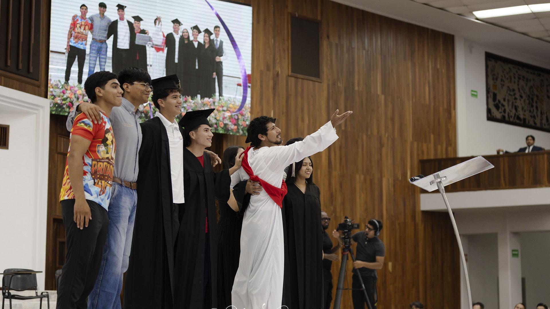 Como parte del programa, los alumnos presentaron un drama que invitó a reflexionar sobre la importancia de la preparación tanto profesional como espiritual. Fotografía por: Universidad de Montemorelos / Salma Ruiz.