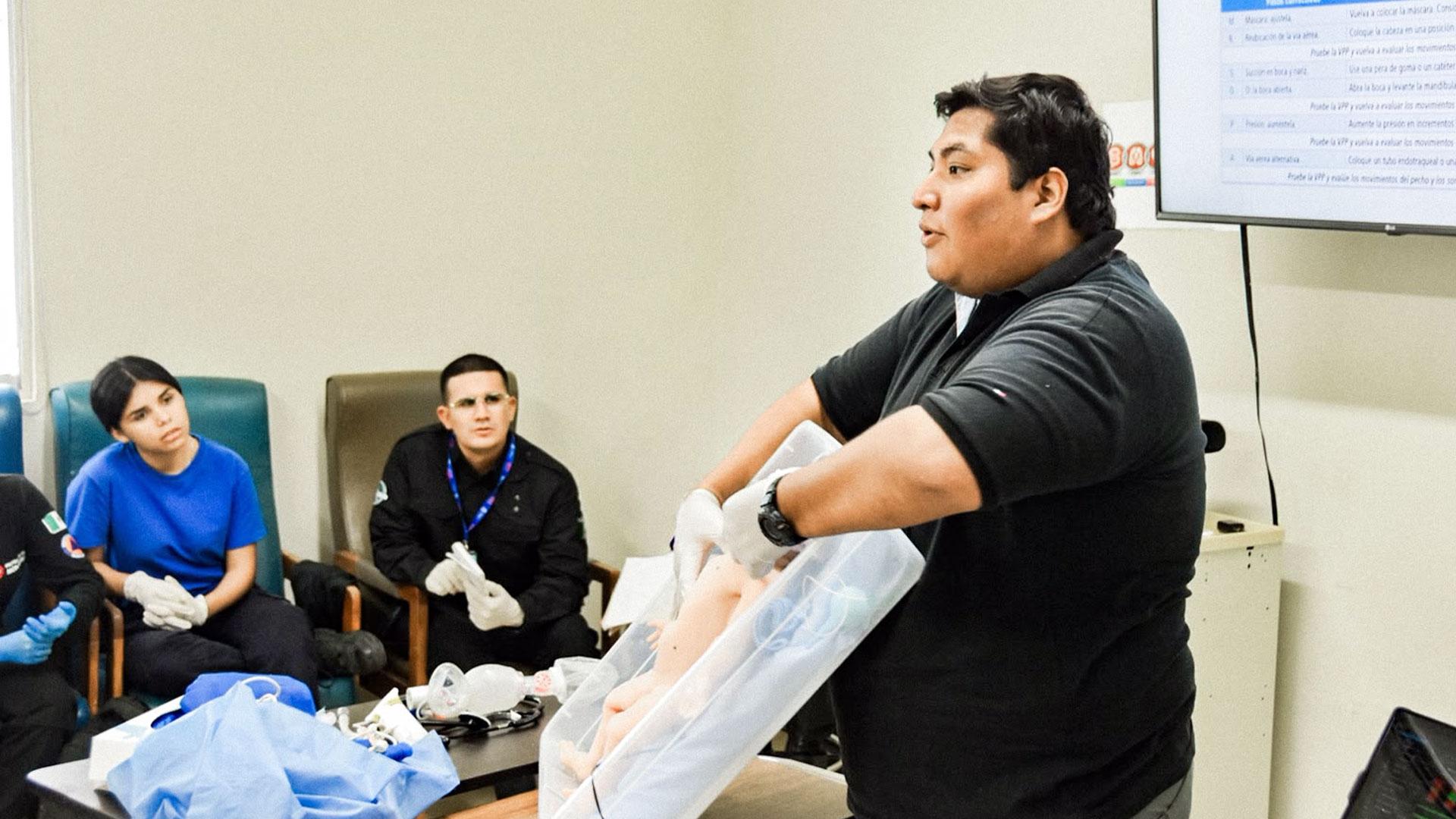 A través de ejercicios prácticos y sesiones de retroalimentación, los participantes perfeccionaron protocolos de atención obstétrica y neonatal para brindar una respuesta más segura y oportuna a la comunidad.&nbsp;Fotografía cortesía de Protección Civil Monterrey.