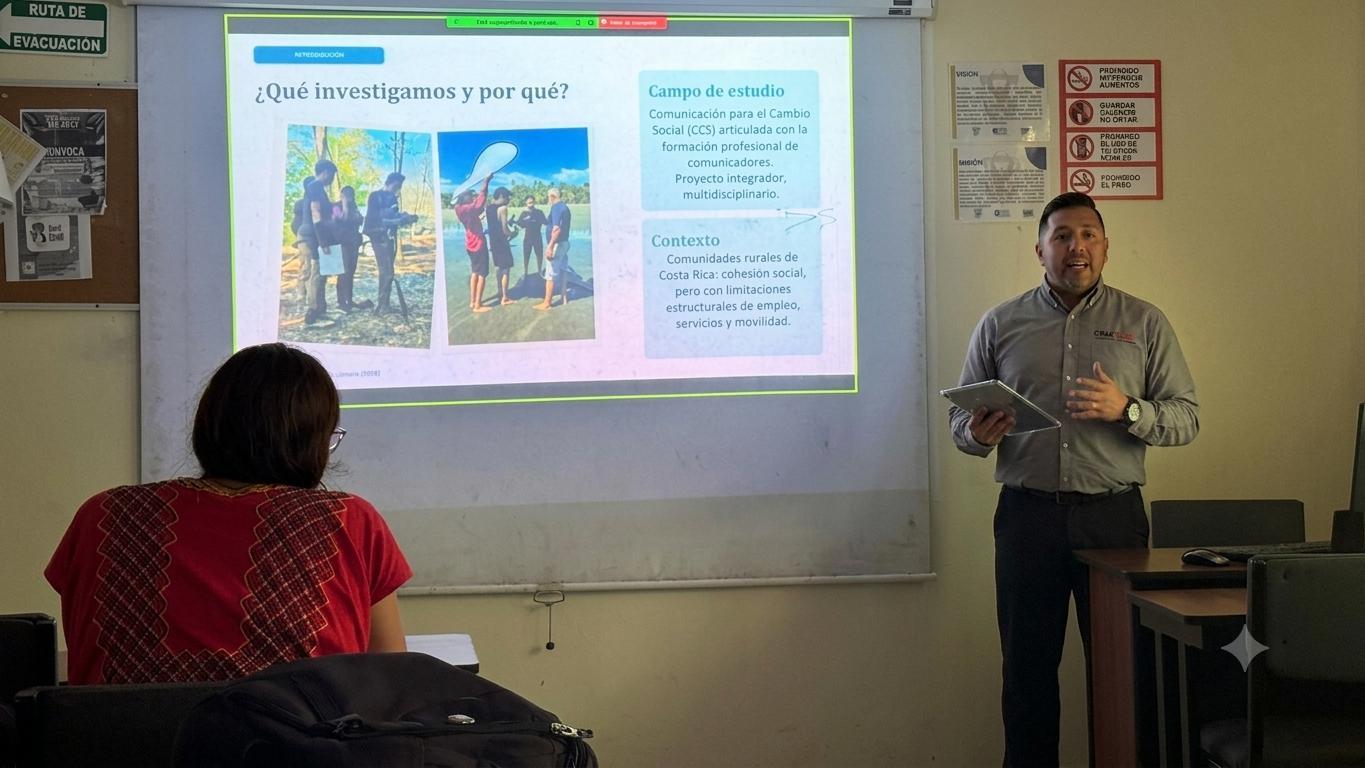 En la fotografía, el Lic. Alan E. Pérez, presentando parte de la investigación "Comunicación para el Cambio Social como mediación formativa: experiencias de migración situada con propósito en contextos rurales de Costa Rica". Fotografía cortesía de Marcos Flores.