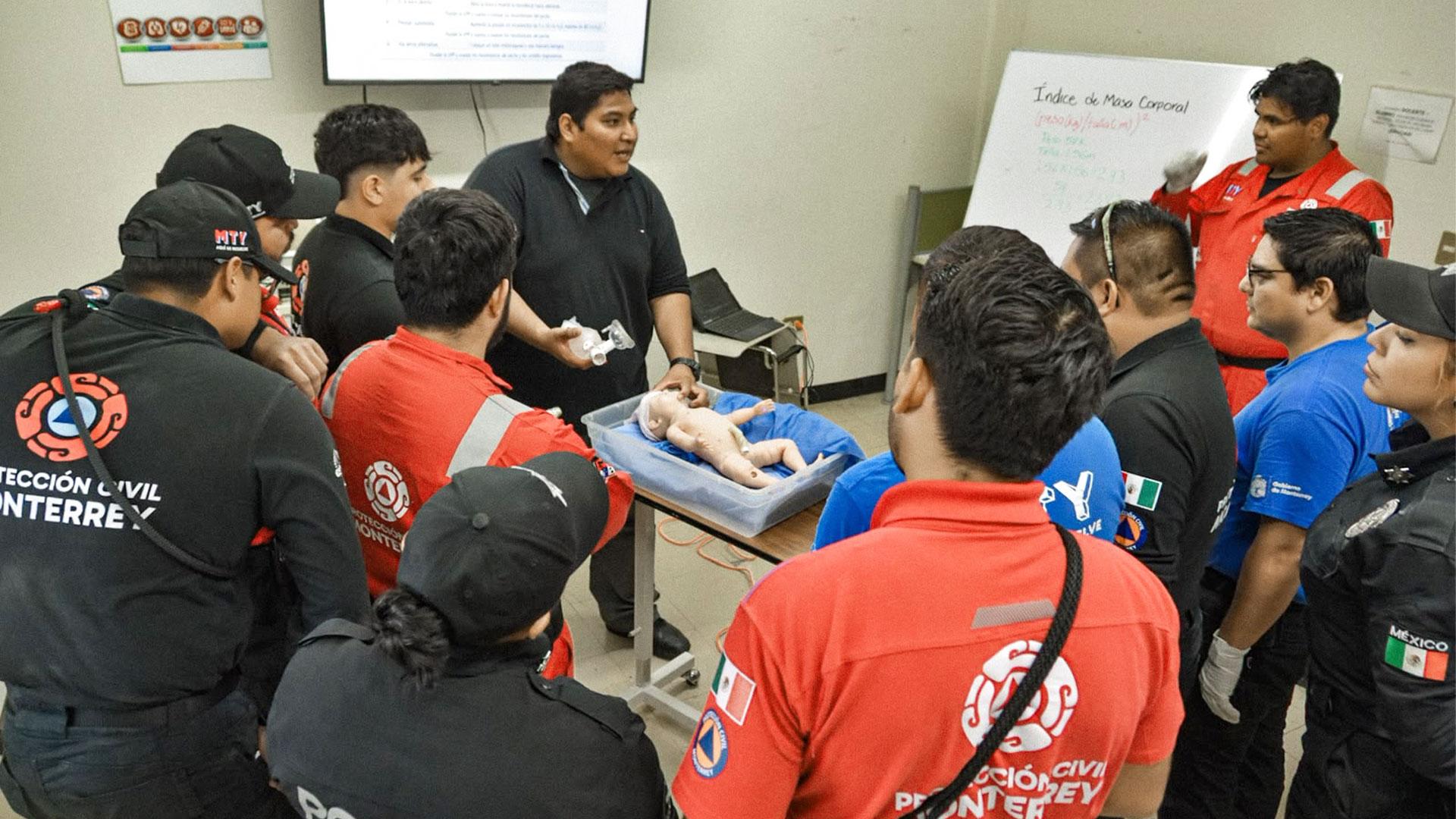 Durante el taller, los participantes practicaron la evaluación inicial de la madre y el recién nacido, así como procedimientos de reanimación neonatal en un entorno seguro y supervisado.&nbsp;Fotografía cortesía de Protección Civil Monterrey.