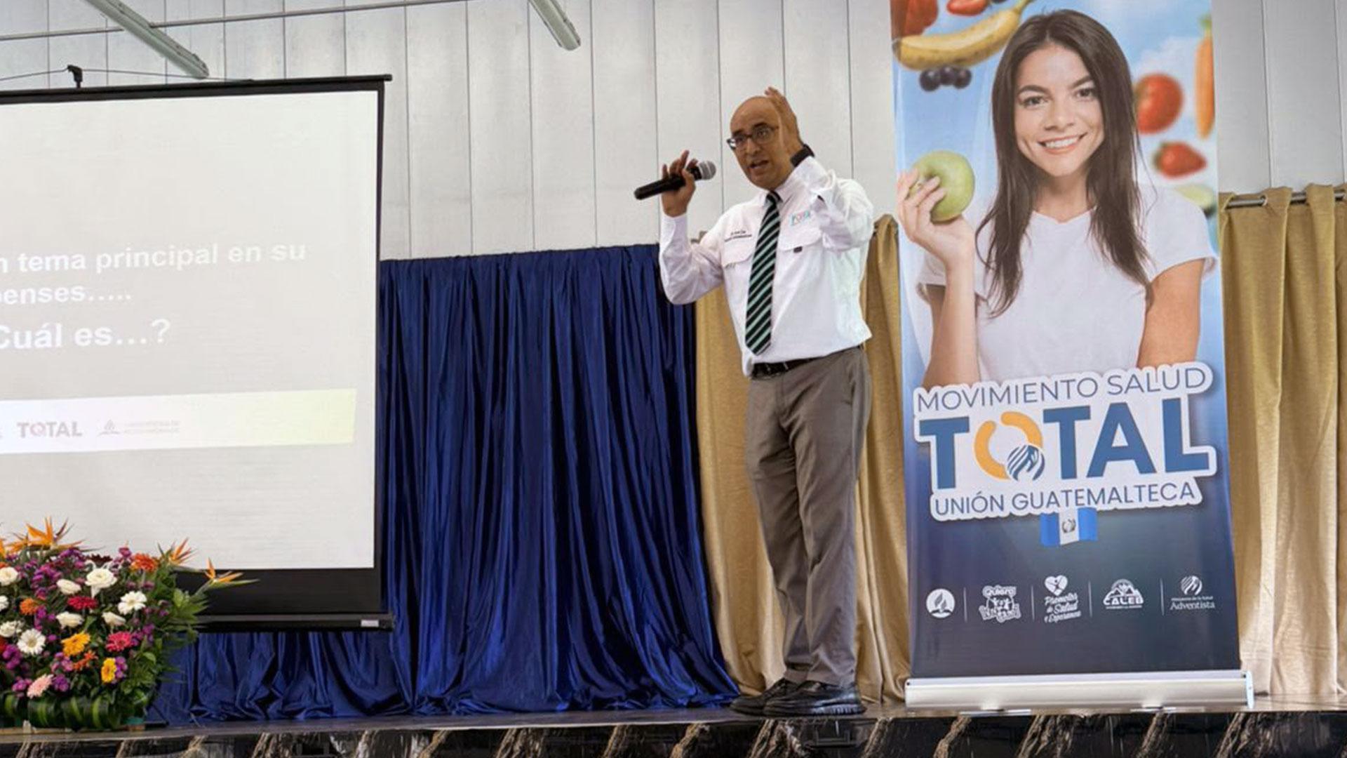 El Dr. Roel Cea, director de Universidad Promotora de la Salud de la Universidad de Montemorelos, impartió conferencias y talleres orientados a la prevención de trastornos emocionales y la promoción del bienestar integral. Fotografía cortesía de UPS.