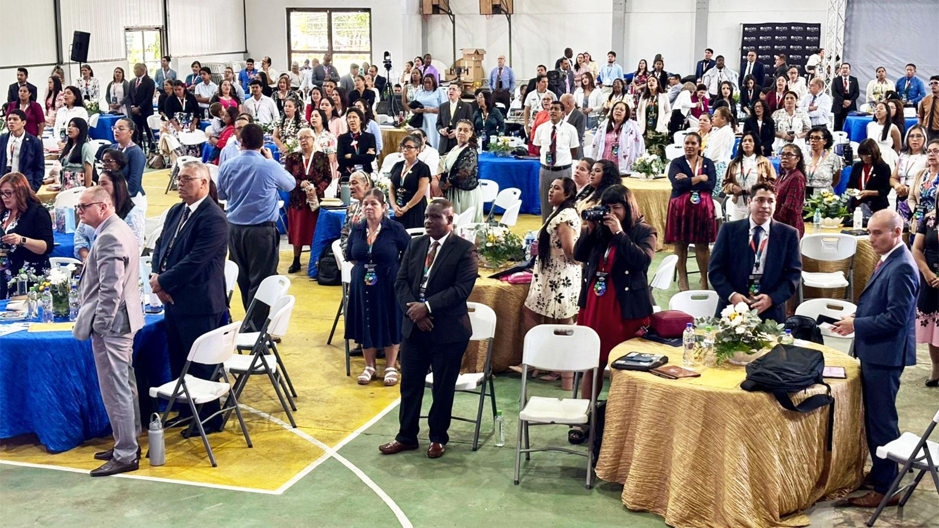 Más de 400 líderes, profesionales de la salud, estudiantes y miembros de la Iglesia Adventista participaron en el Primer Congreso Científico de Salud de la Unión Adventista Panameña, respaldado académicamente por la Universidad de Montemorelos. Fotografía cortesía de UPS.