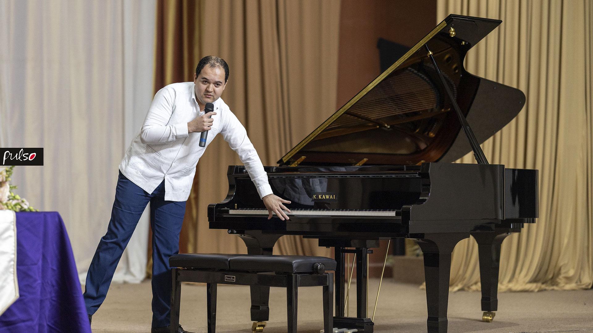 El Lic. Christopher Treviño explica las características técnicas del nuevo piano de cola Kawai GX-7 y destaca las posibilidades que ofrece para el desarrollo técnico y musical de los estudiantes. Fotografía por: Universidad de Montemorelos / Dania Gutiérrez.