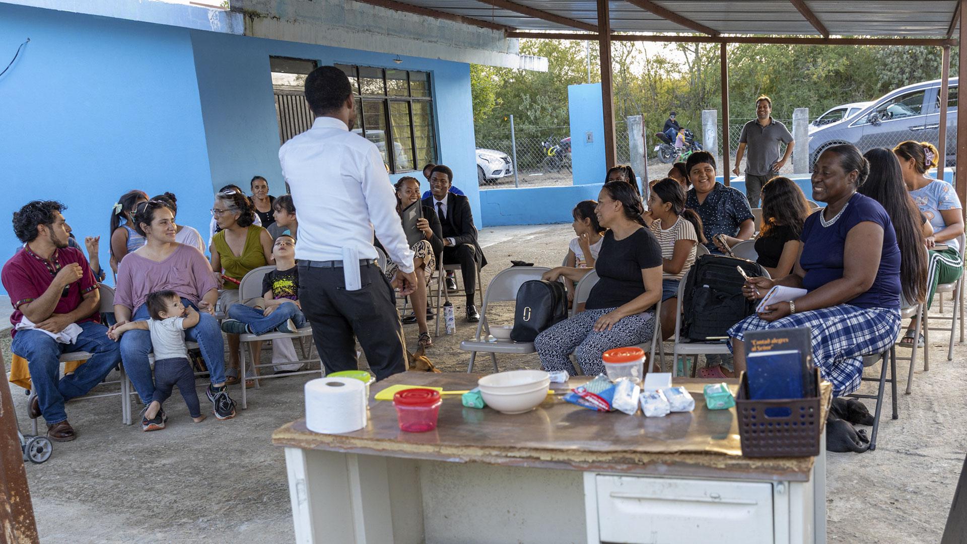 El proyecto incluyó reuniones con énfasis espiritual en las diferentes comunidades visitadas. Fotografía por: Universidad de Montemorelos / Lisandra Vicente.