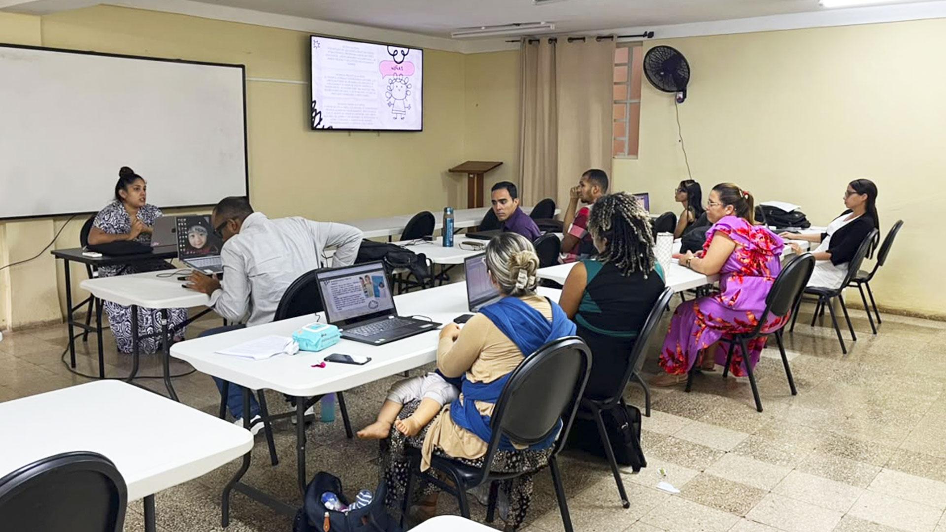 Docentes de la Facultad de Psicología de la Universidad de Montemorelos imparten clases presenciales en Cuba como parte de la Maestría en Consejería Familiar, adaptando los contenidos a las necesidades del contexto cubano.&nbsp;Fotografía cortesía por Lucio Olmedo.