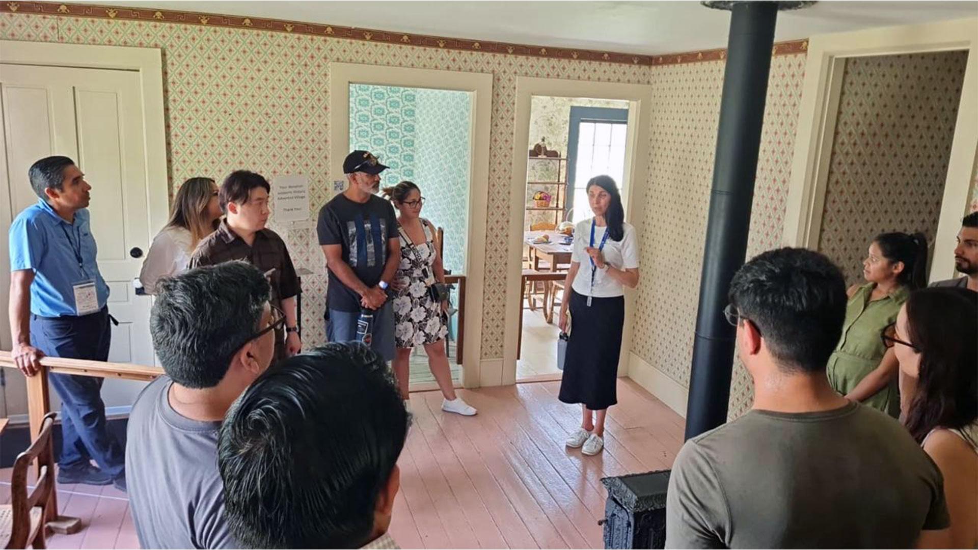 Los asistentes visitanto la casa Ellen G. White. Fotografía cortesía por Erwin González.