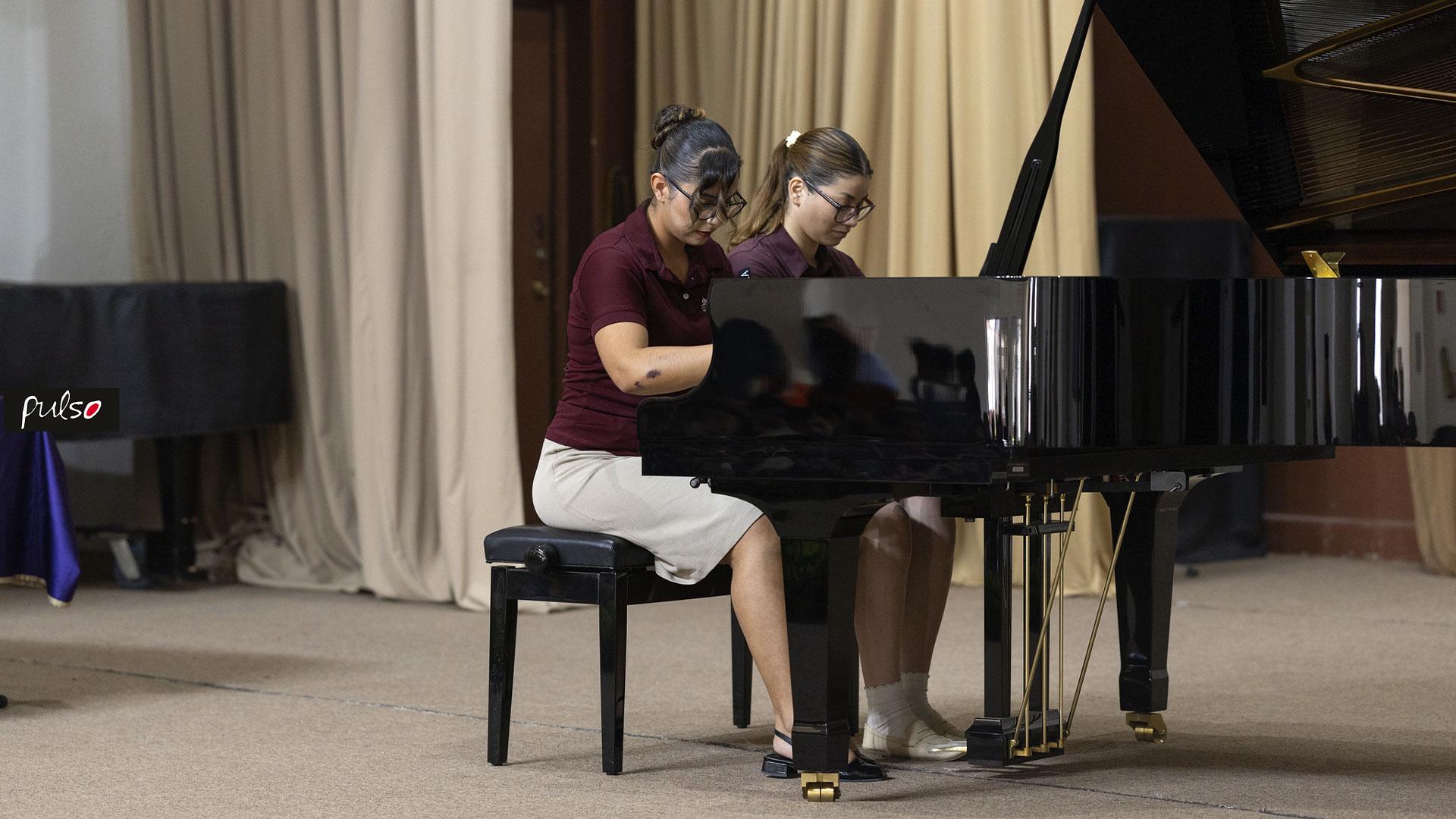 Alumnas realizando una presentación musical durante la presentación del piano. Fotografía por: Universidad de Montemorelos / Dania Gutiérrez.