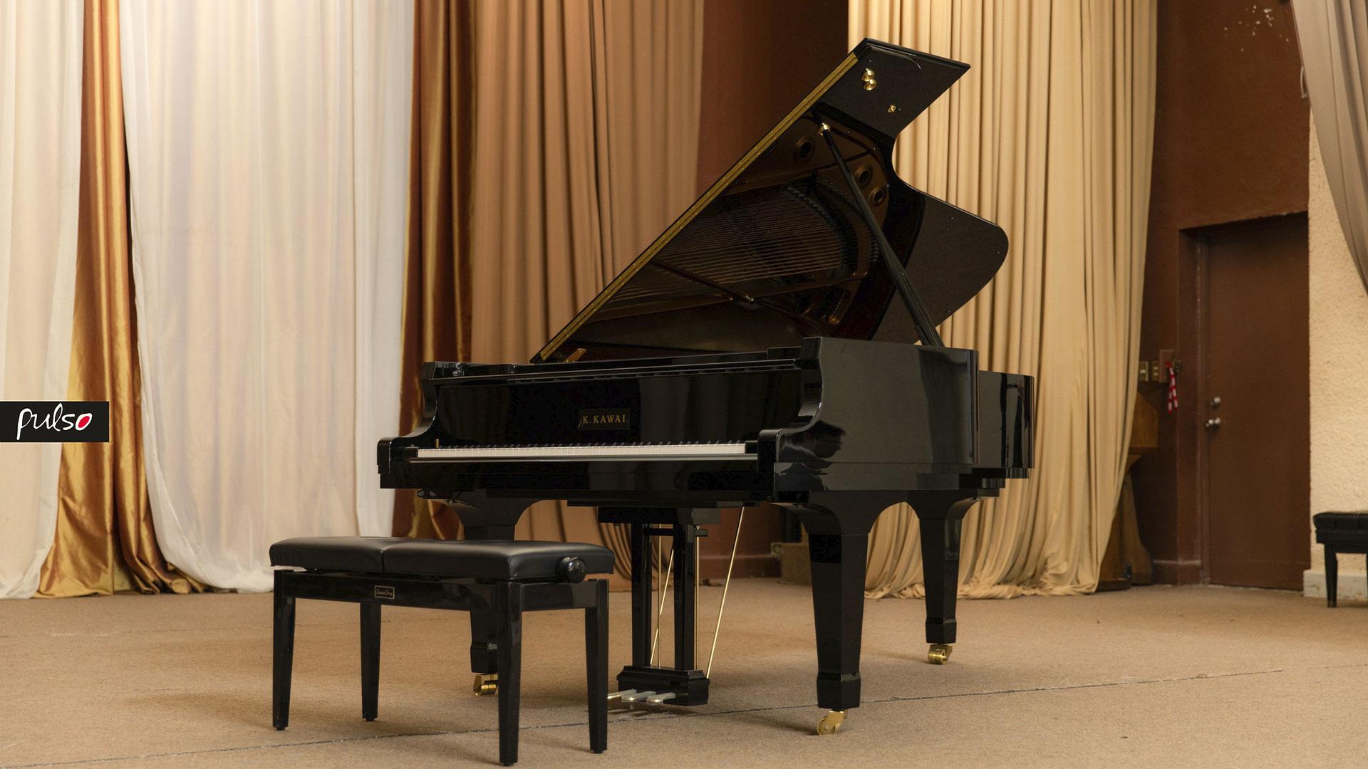 Escuela de Música de la UM recibe piano de cola profesional