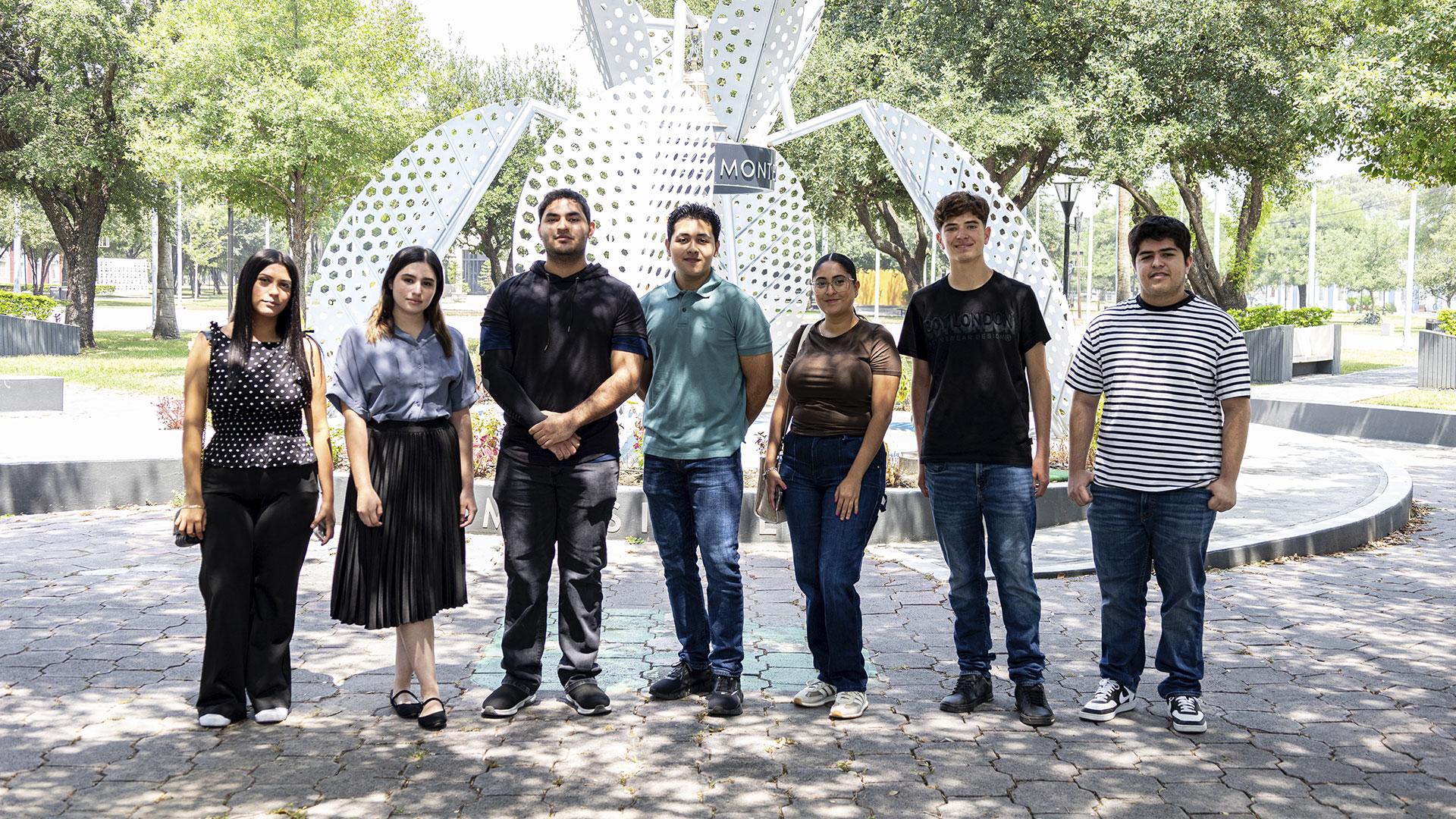 En la fotografía, siete de los once alumnos que recibieron la beca regional en el capus UM. Fotografía por: Universidad de Montemorelos / Lisandra Vicente.