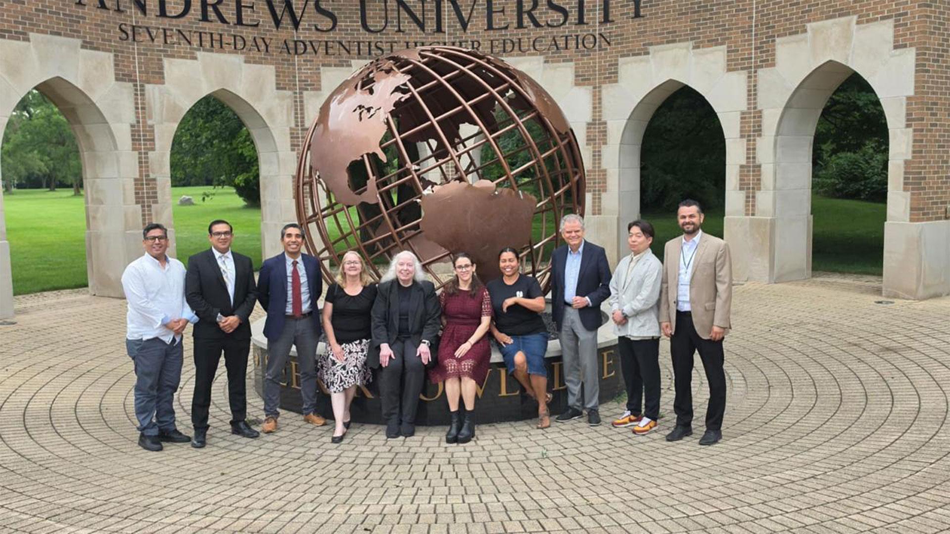 Foto grupal en la que aparecen representantes de las escuelas de Arquitectura Adventistas a nivel global (Brasil, Estados Unidos, México, Bolivia, Corea del Sur y Perú). Fotografía cortesía por Erwin González.