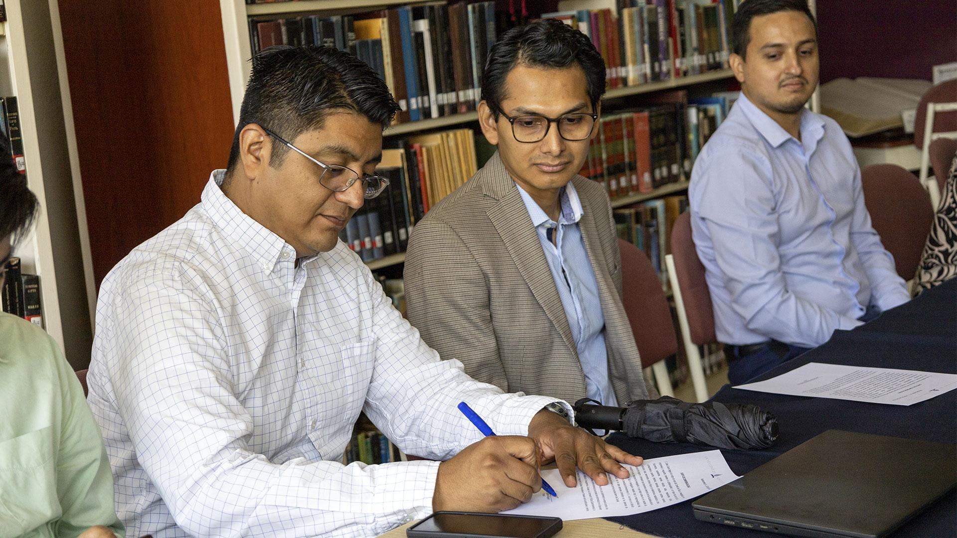 Los integrantes del Comité de Ética e Investigación firmaron el compromiso de confidencialidad y protección de la información durante el proceso de evaluación. Fotografía por: Universidad de Montemorelos / Marcos García.