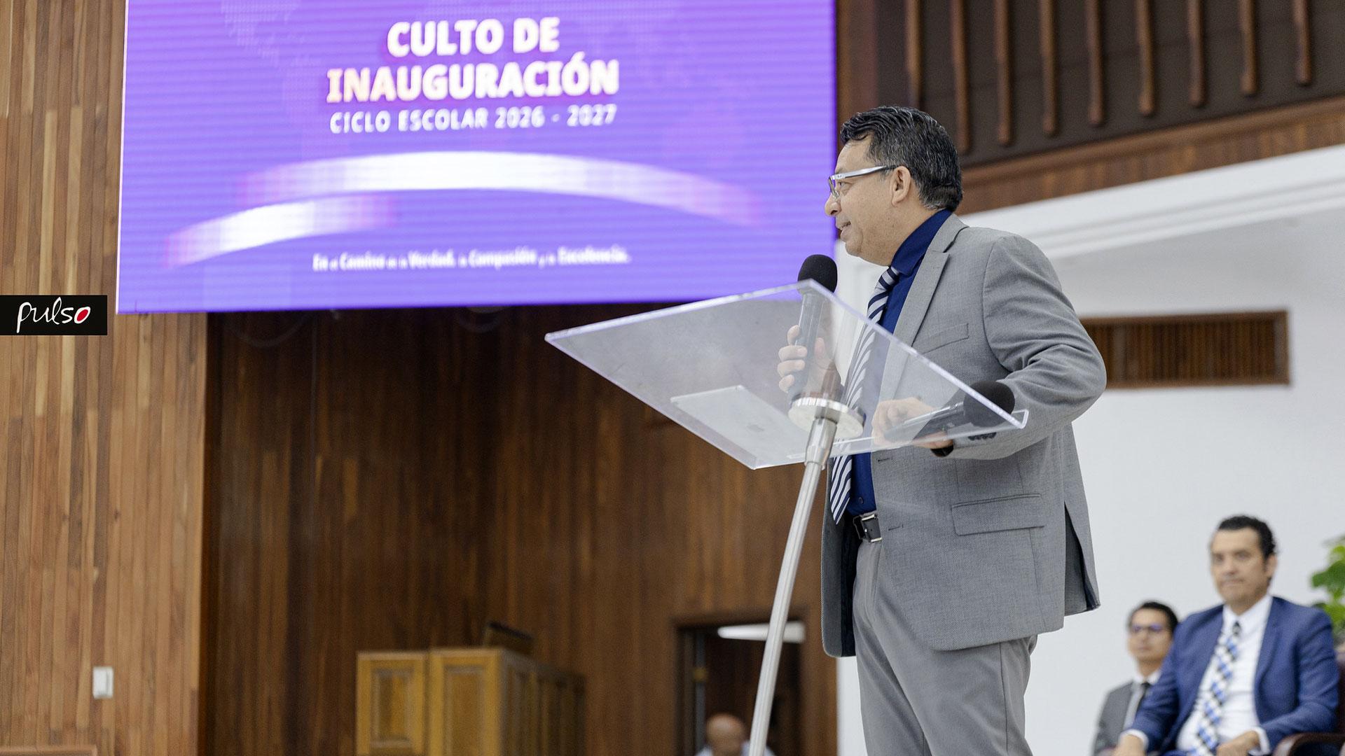 El Mtro. Jose Luis Olmos, dio el mensaje principal a toda la comunidad universitaria en este nuevo comienzo. Fotografía por: Universidad de Montemorelos / Elías Lemus.