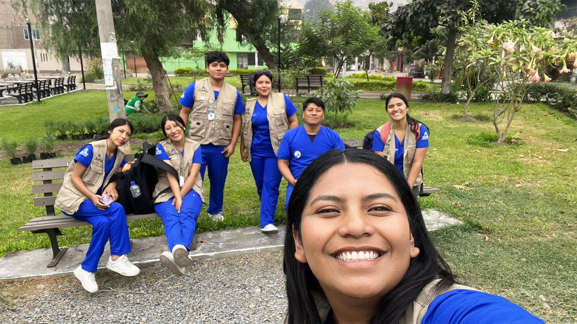 Hannia junto a su docente y compañeros de clases realizando las prácticas de psicología comunitaria. Fotografía cortesía de Hannia Miguel.