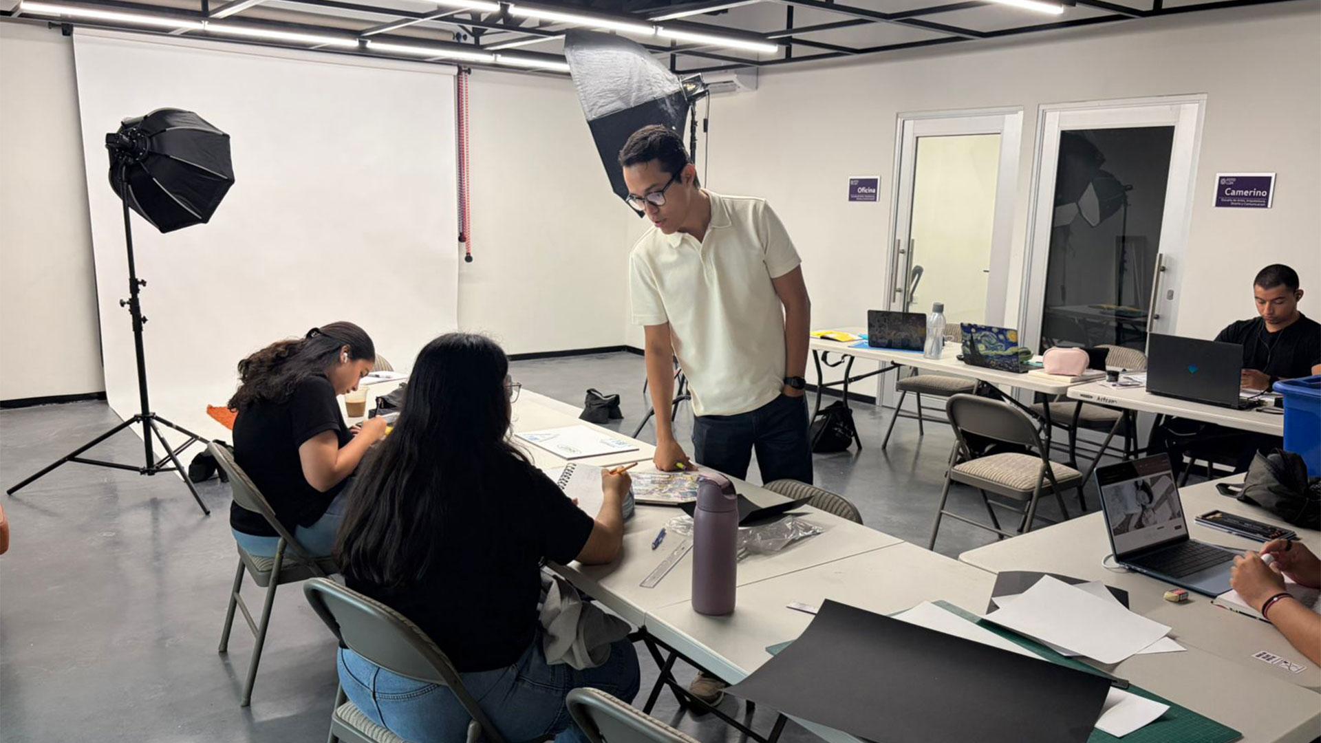 El estudio fotográfico también será salón de clases para alumnos de la carrera de Diseño de Comunicación Visual, entre otras. Fotografía por: Universidad de Montemorelos / Lisandra Vicente.